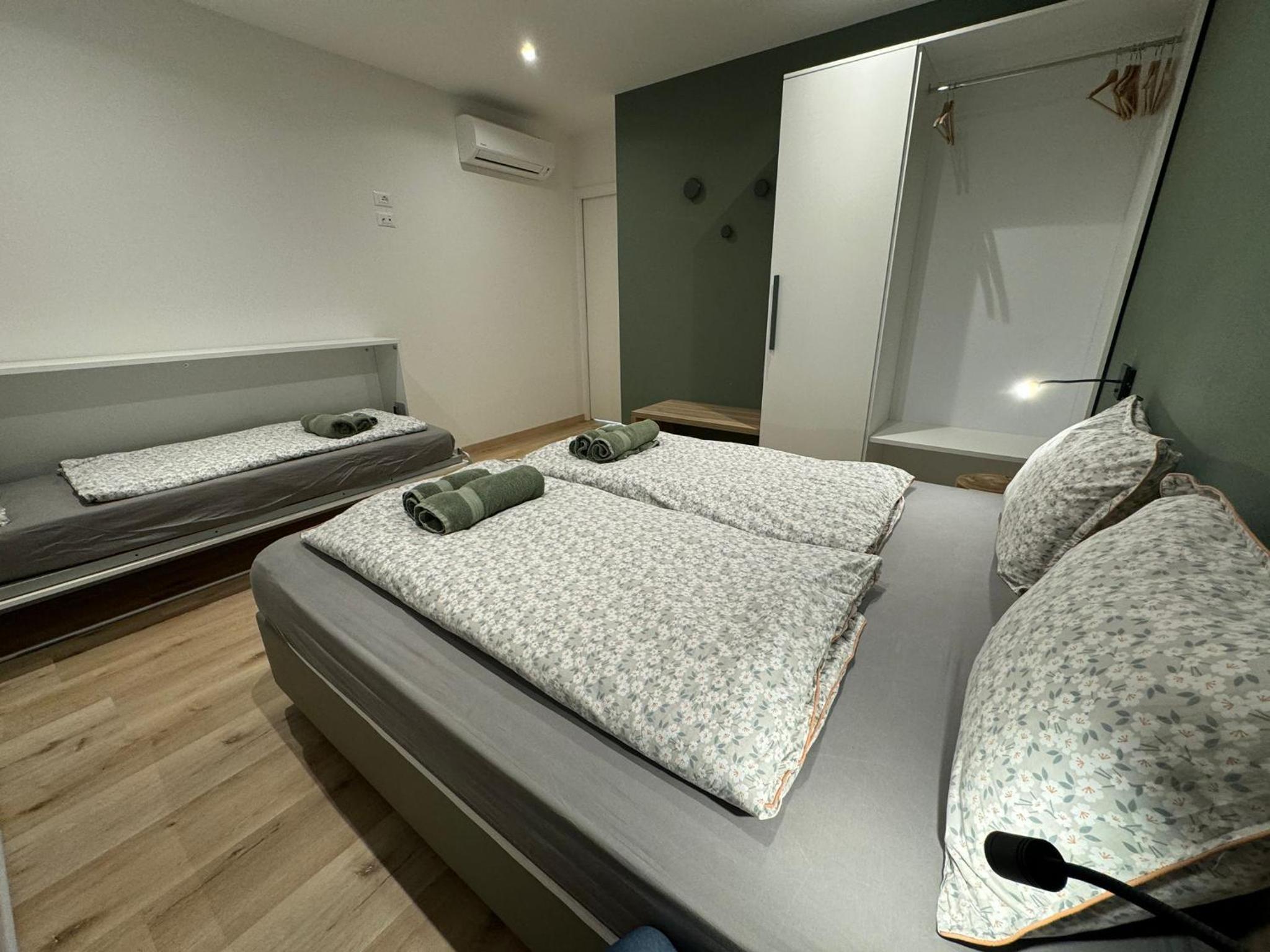 One-Bedroom Apartment with Balcony and Mountain View   photo 1