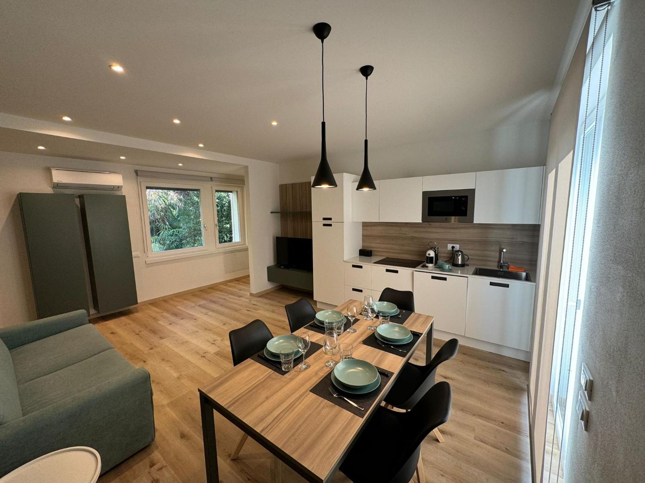 One-Bedroom Apartment with Balcony and Mountain View   photo 3