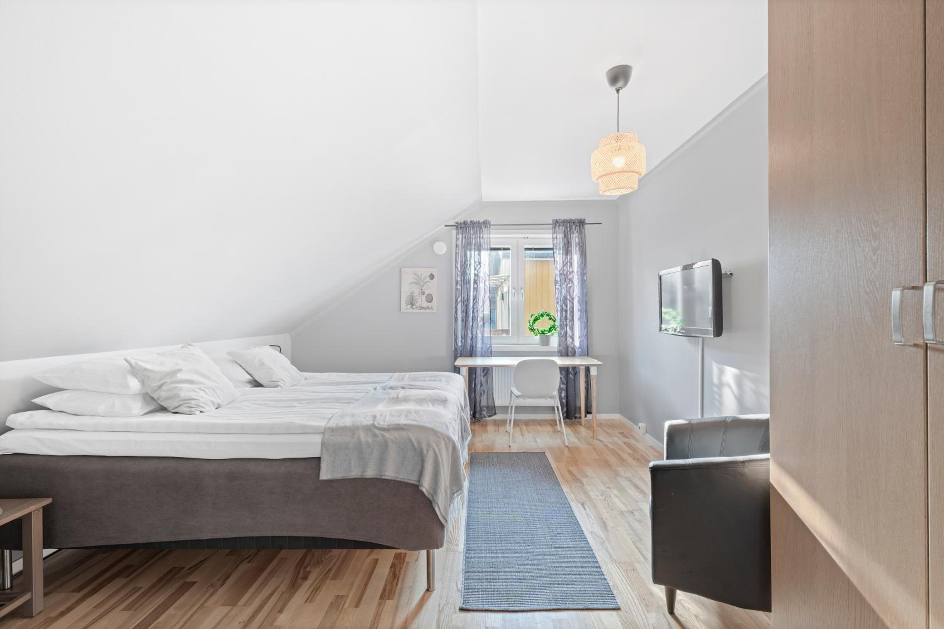 Double Room with Shared Bathroom photo 3