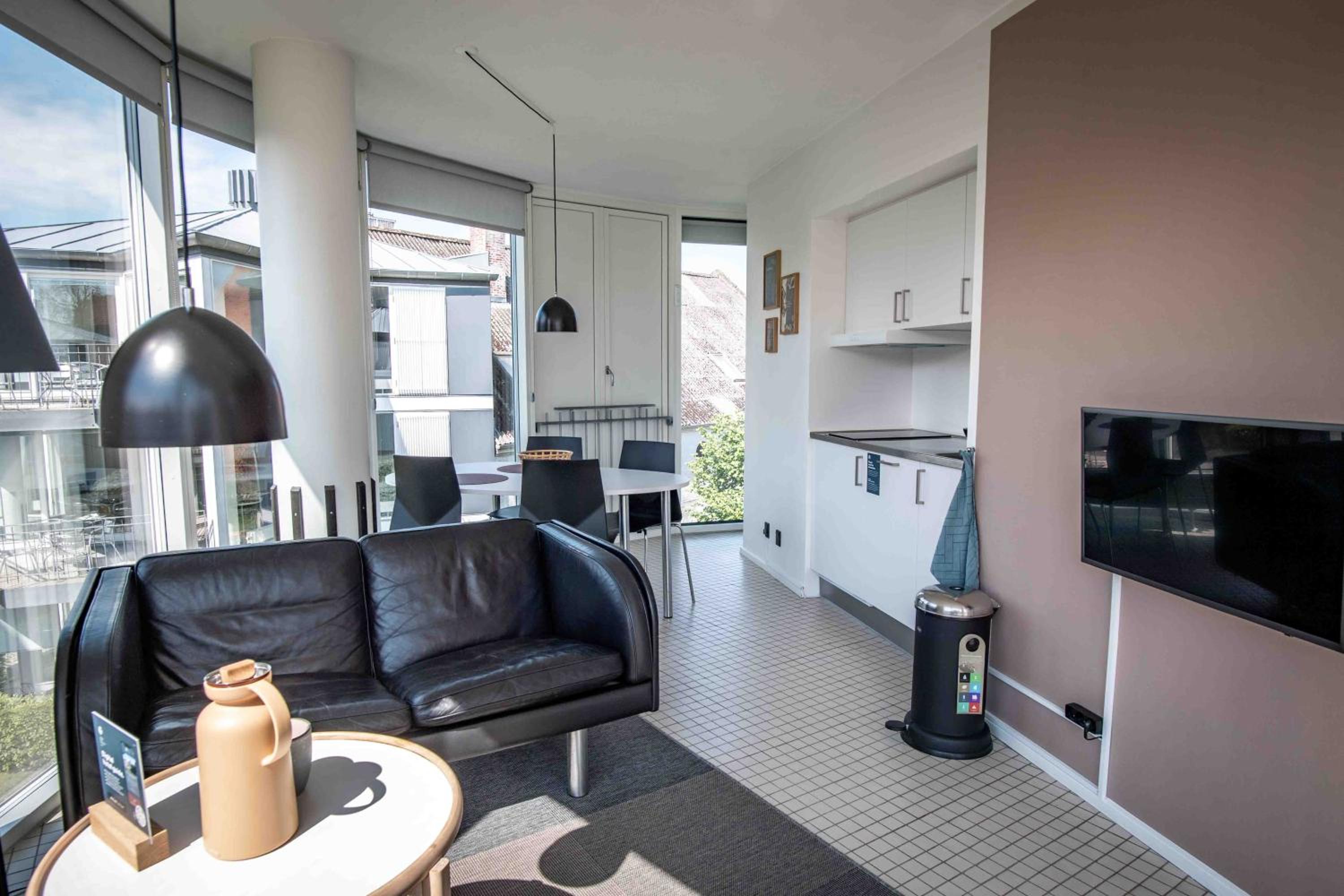 One-Bedroom Apartment with Courtyard View