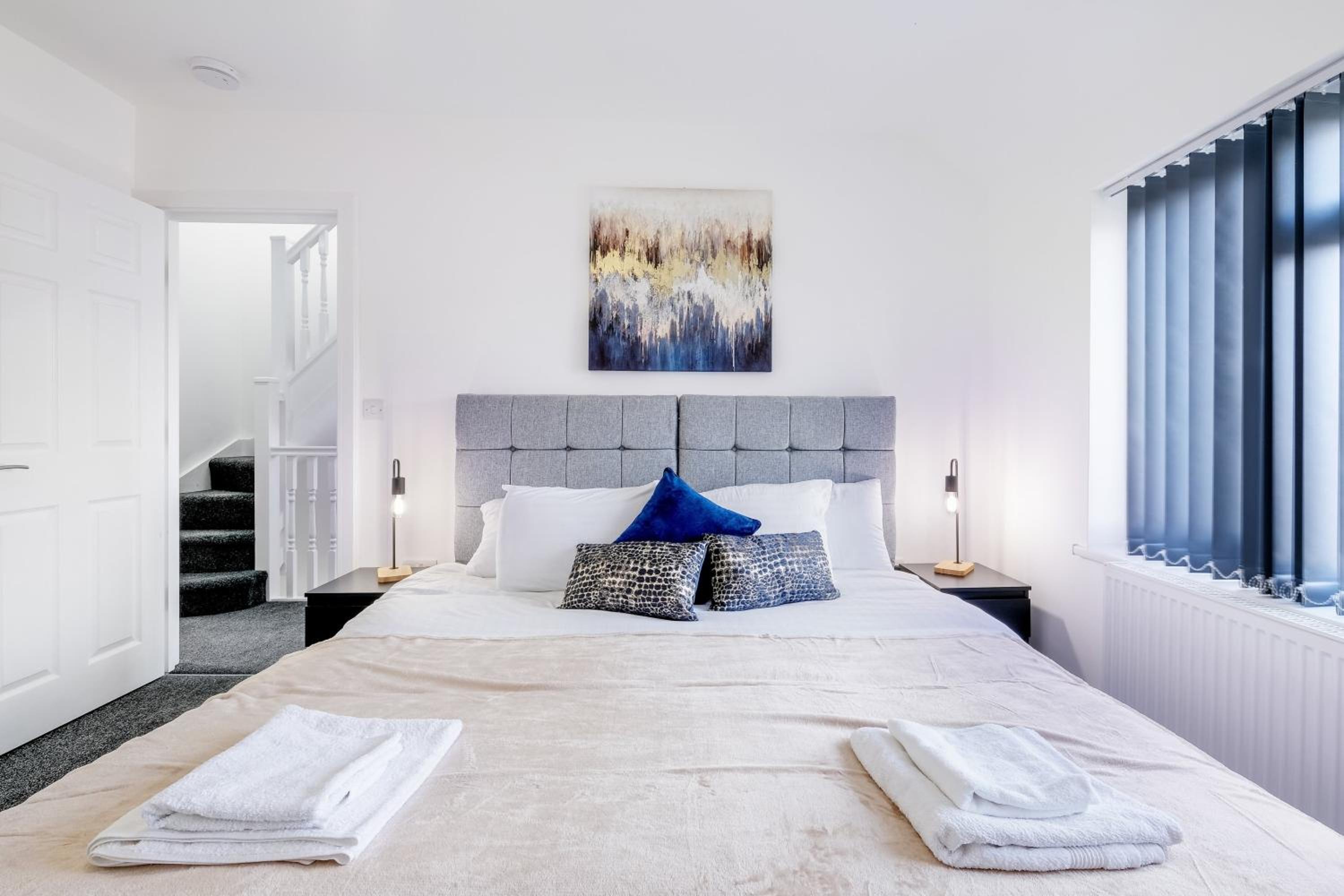 Six-Bedroom House photo 1