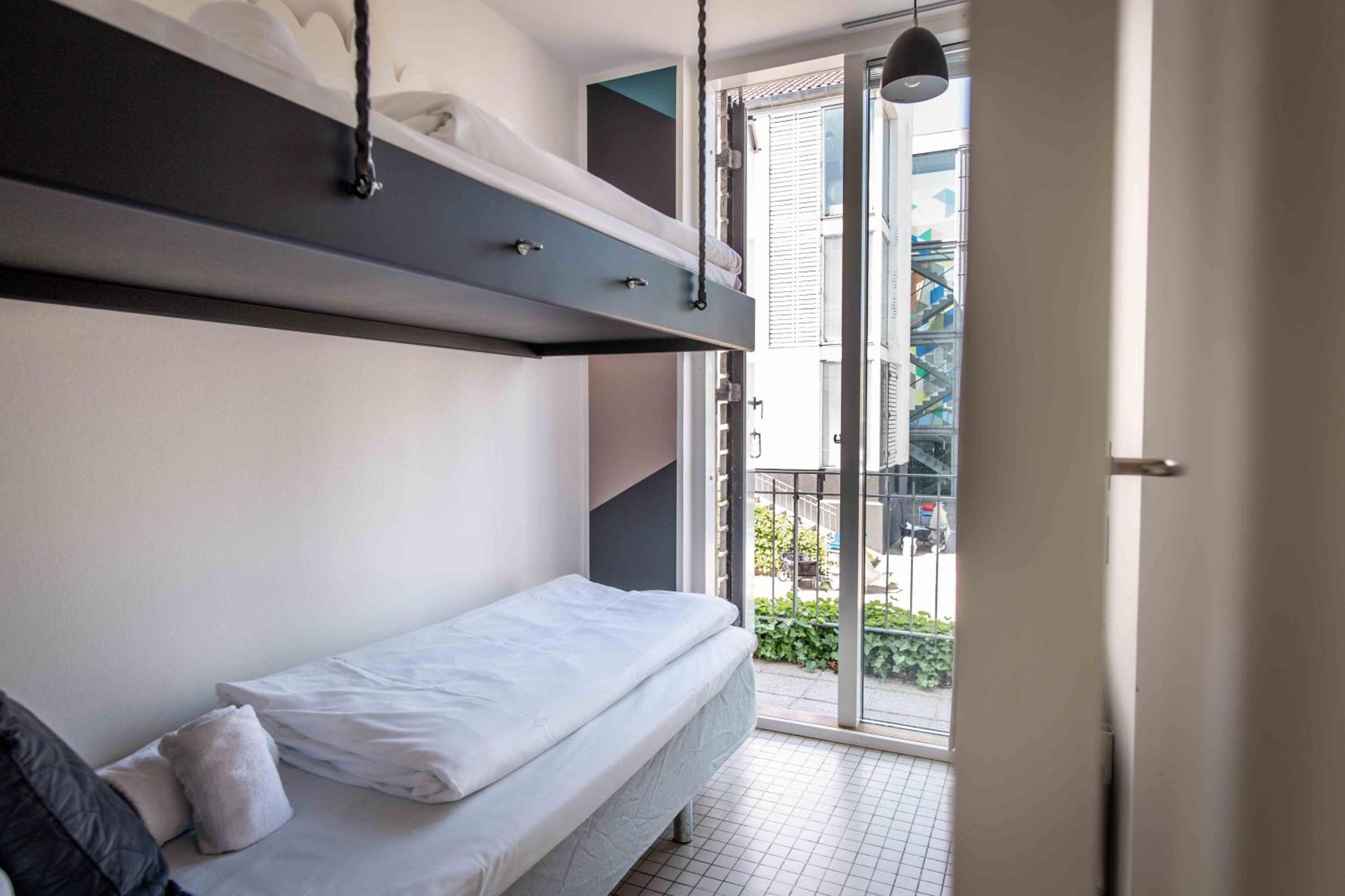 Two-Bedroom Apartment with Courtyard View - Photo 16