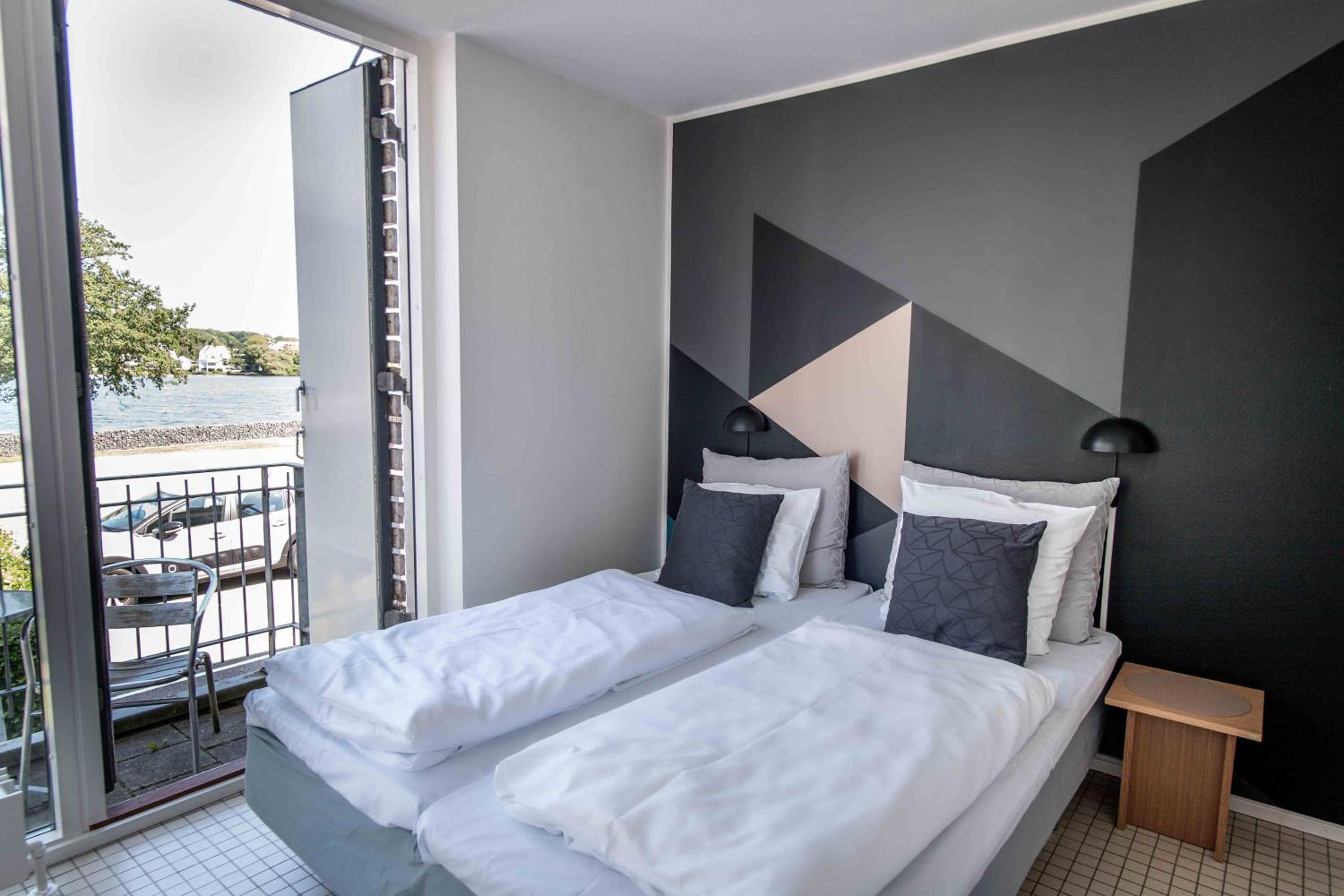 Two-Bedroom Apartment with Courtyard View - Photo 13