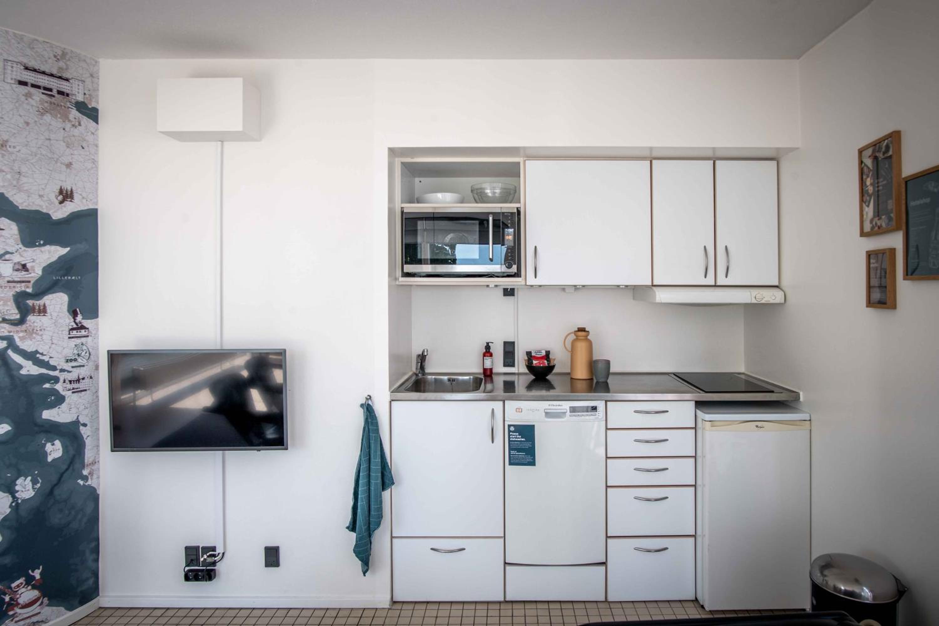 Two-Bedroom Apartment with Courtyard View - Photo 15