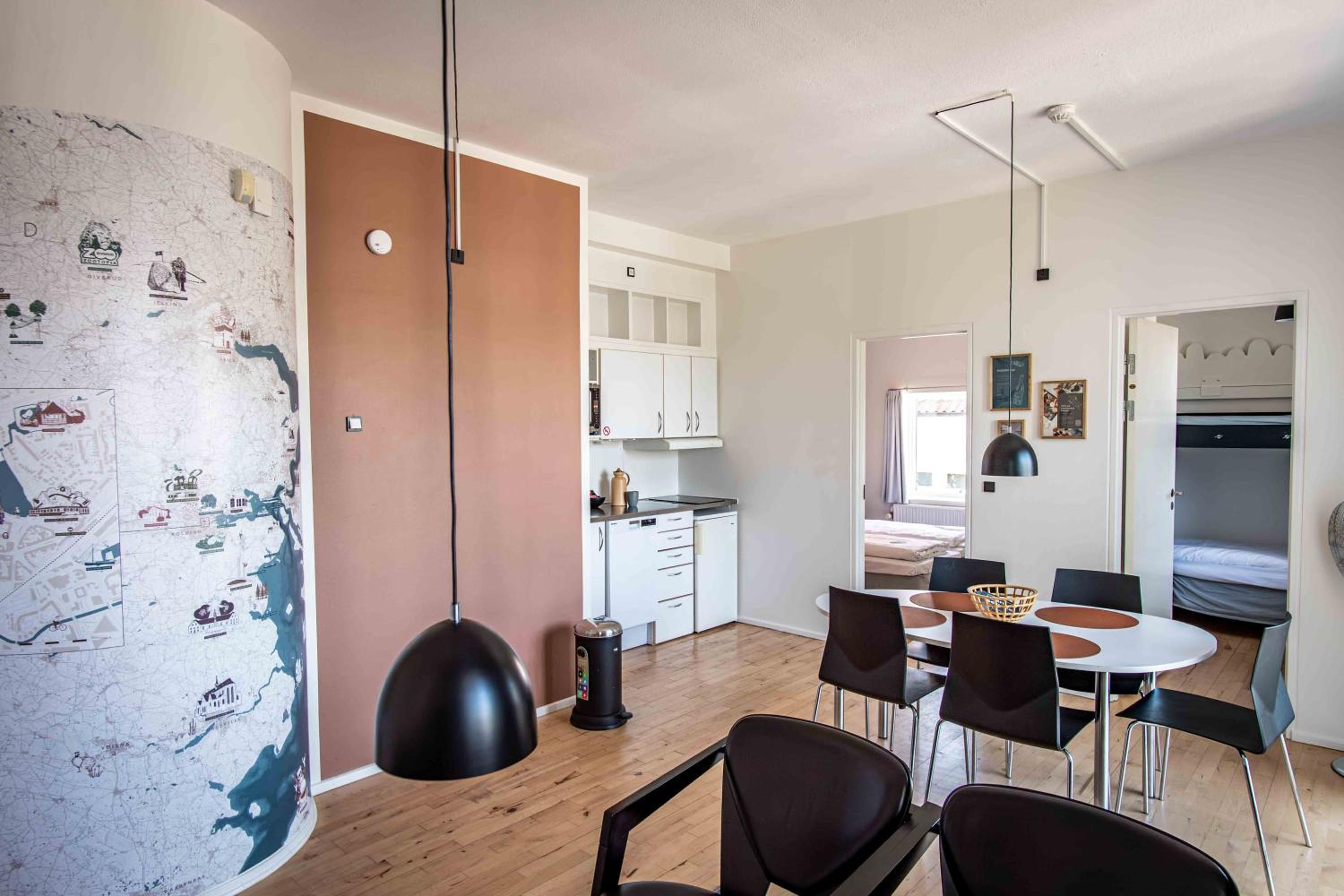 Two-Bedroom Apartment with Courtyard View - Photo 17