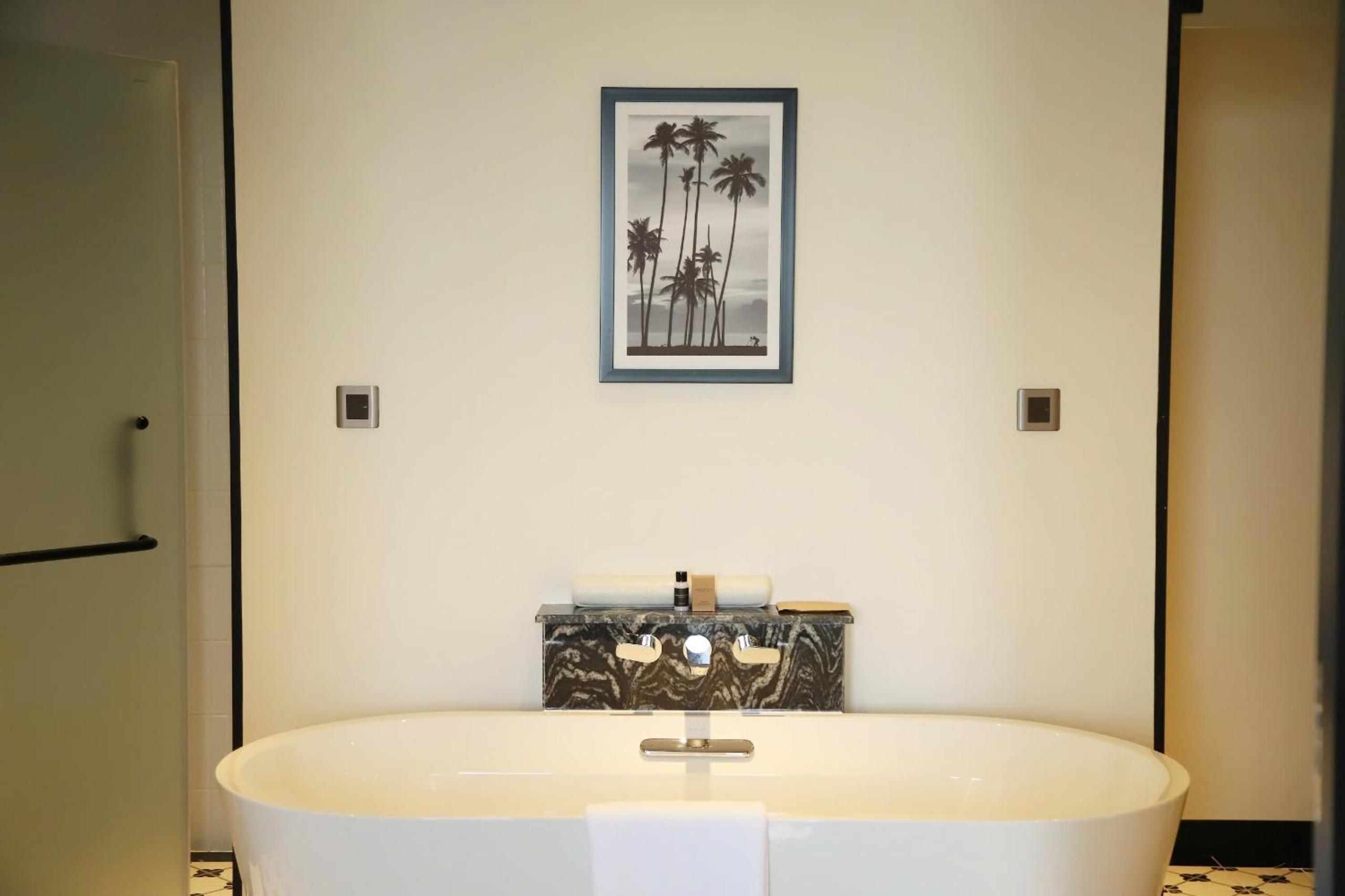 Executive Suite - Photo 5