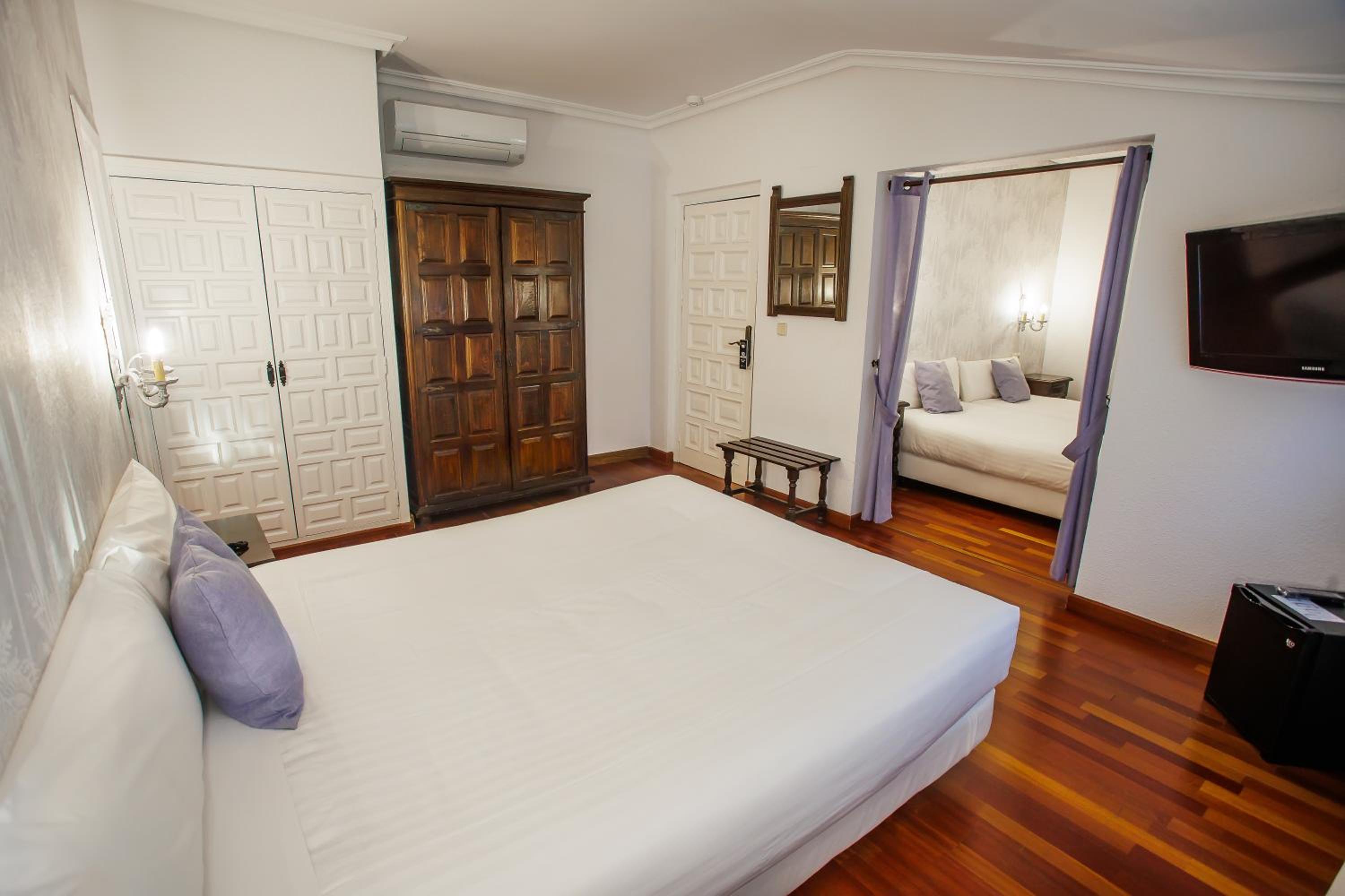 Deluxe Family Room - Photo 1