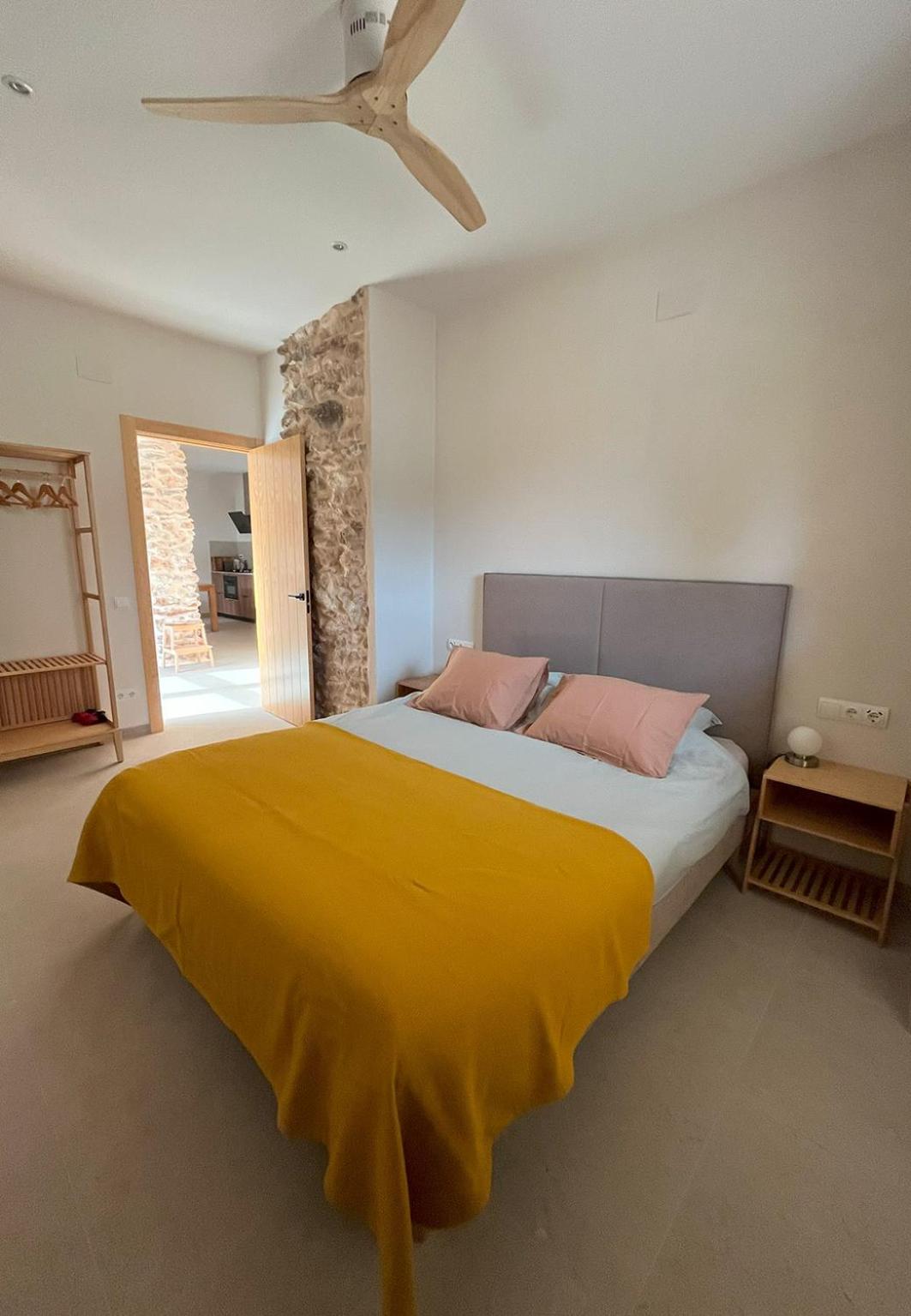 Apartamento de Dos Dormitorios con Vista al Jardín