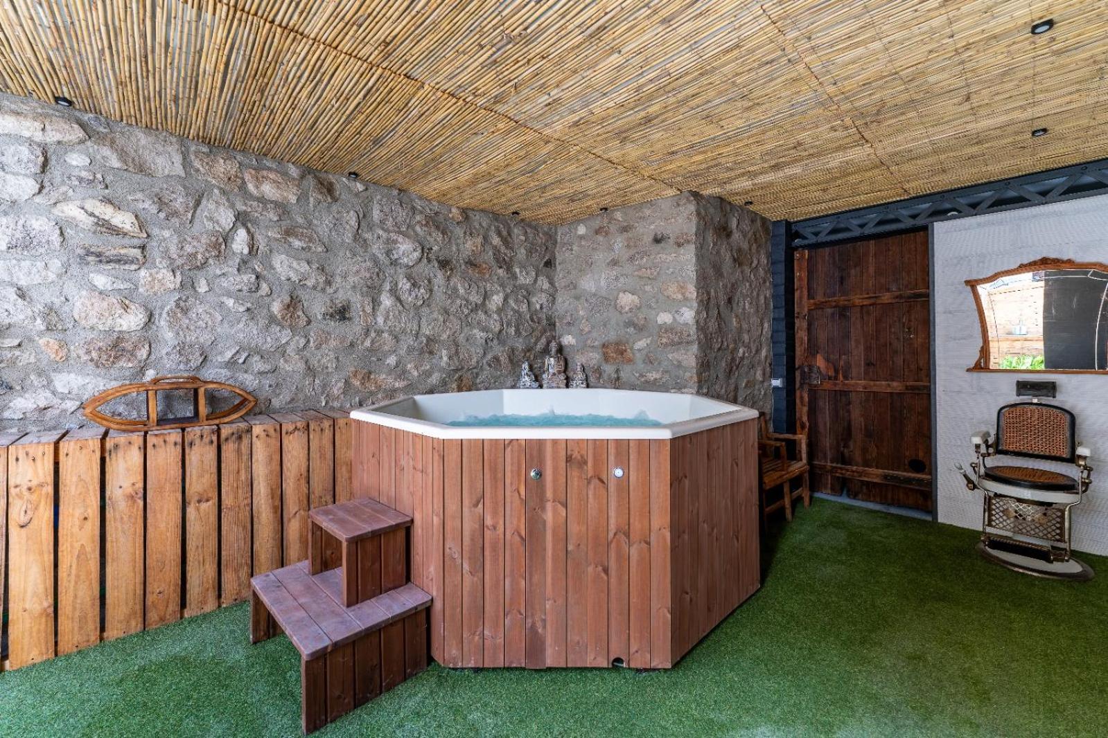 Six-Bedroom House with Jacuzzi Tub photo 3