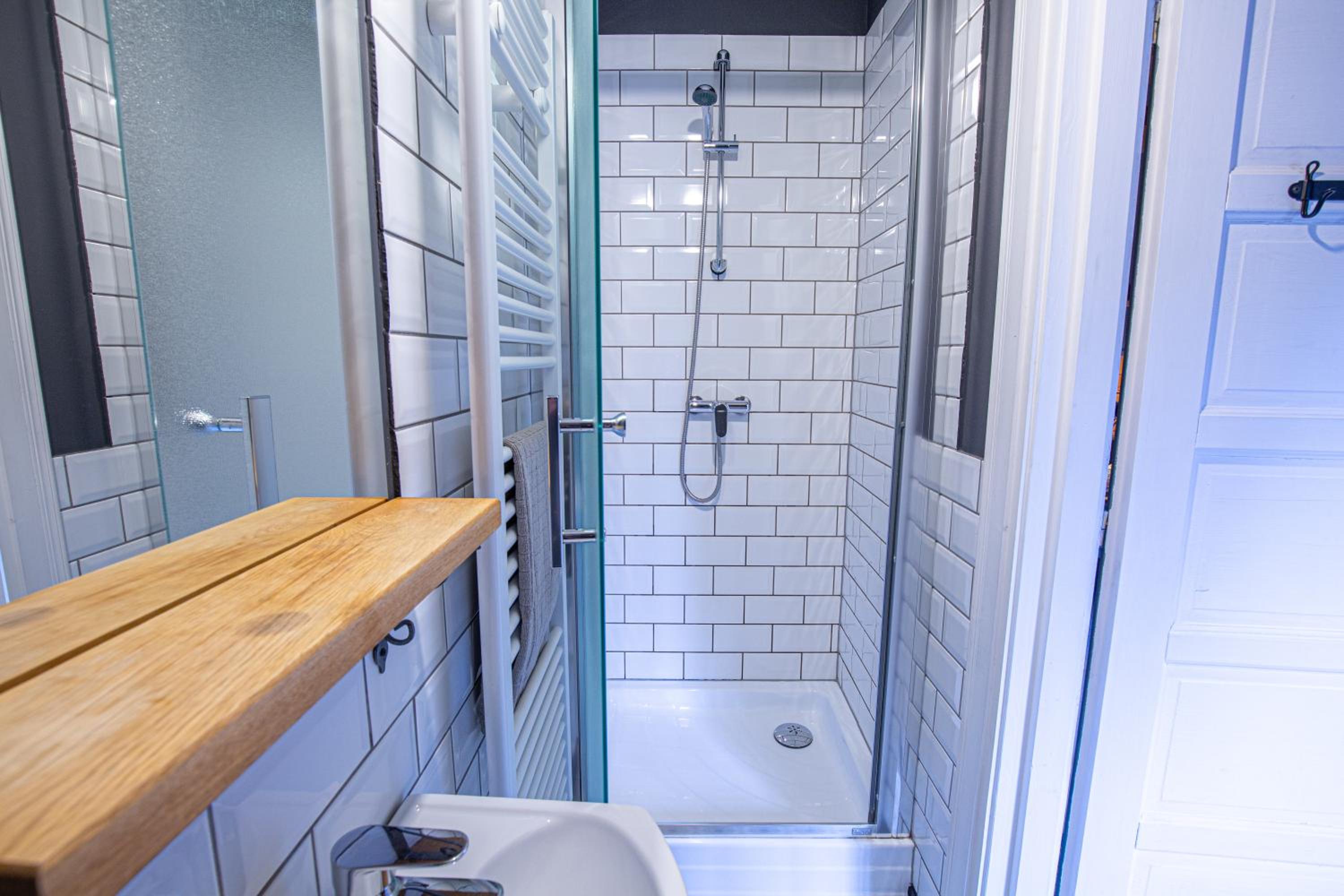 Double Room with Private Bathroom - Photo 10