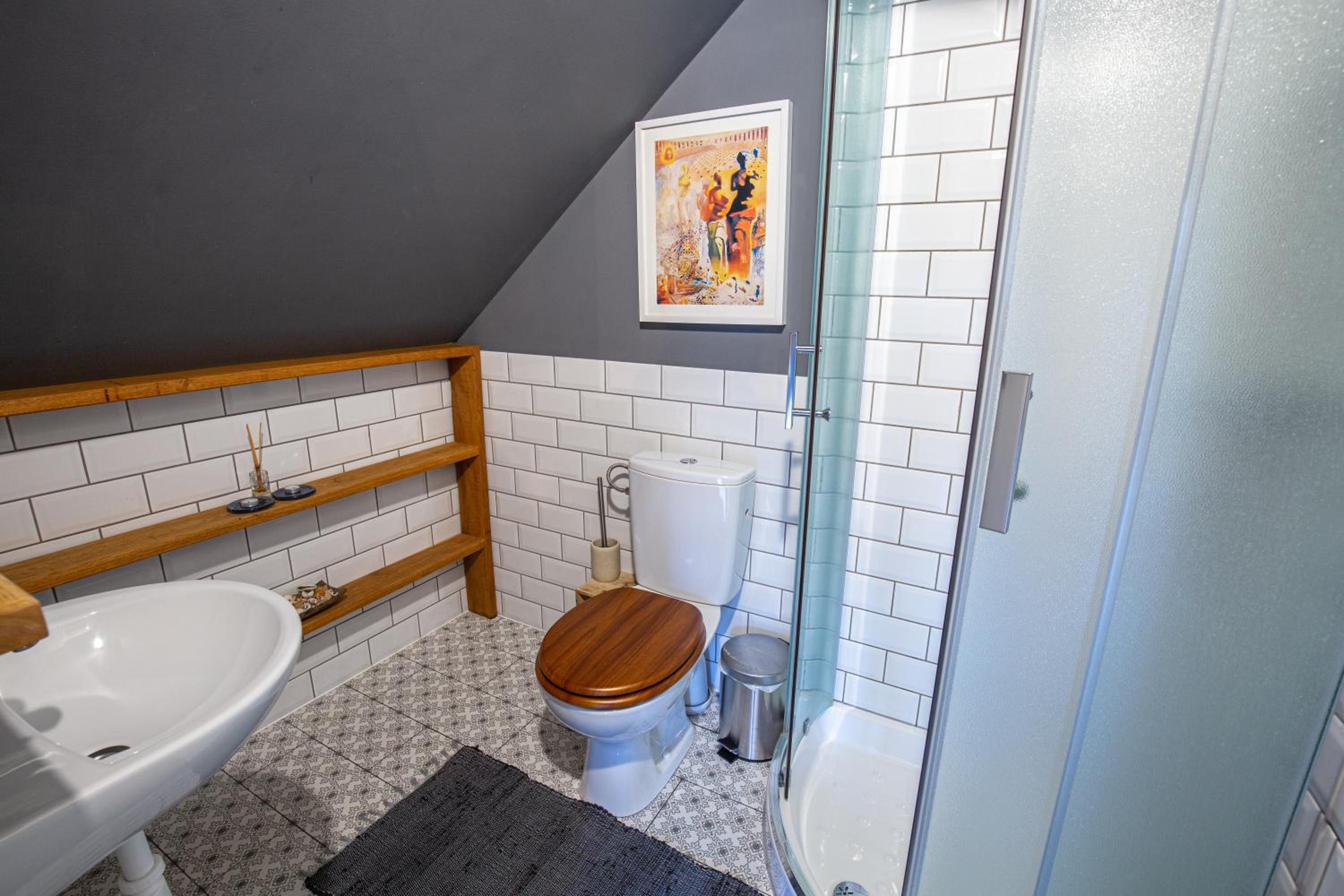 Family Room with Private Bathroom - Photo 3