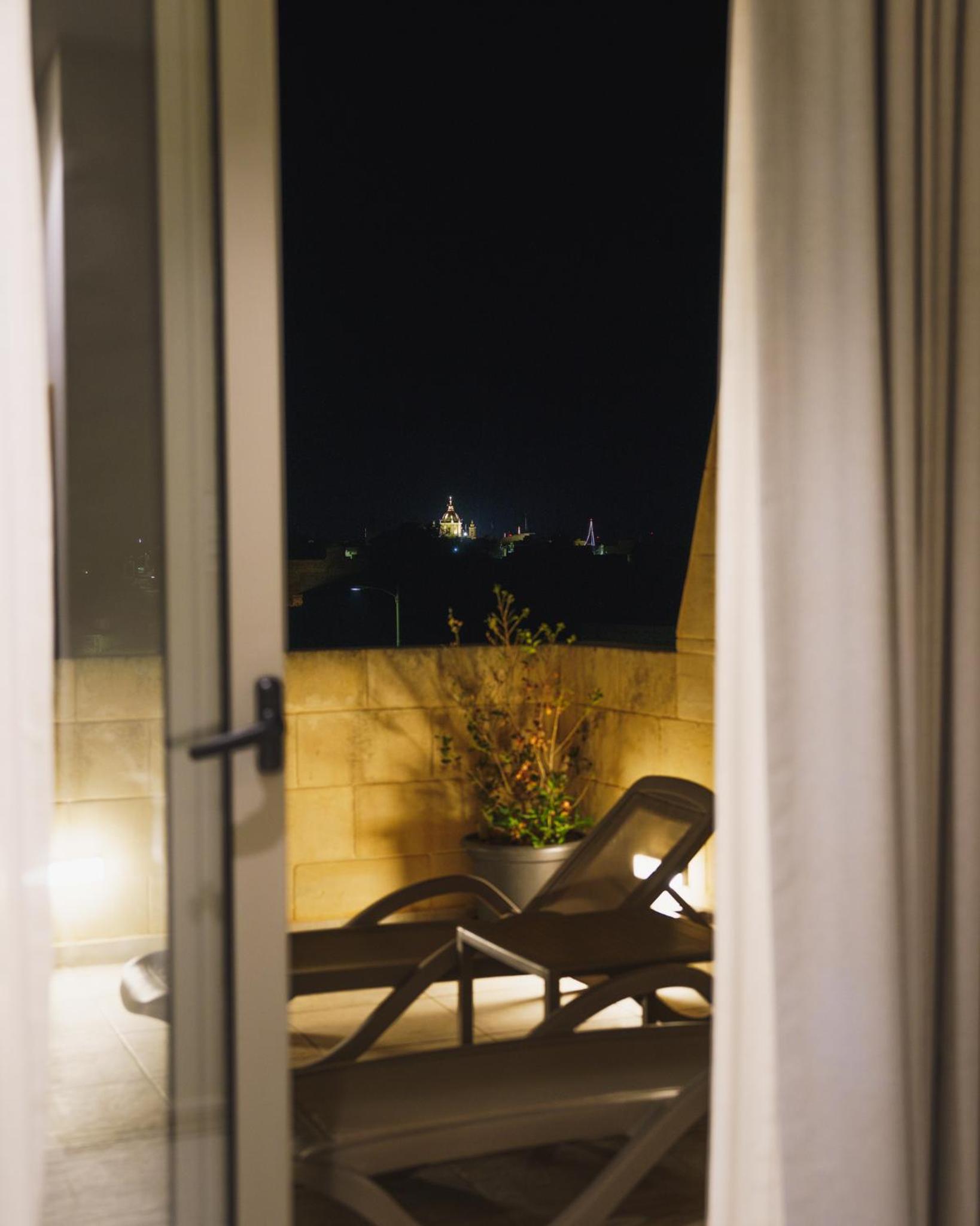 Suite with Hot Tub photo 3
