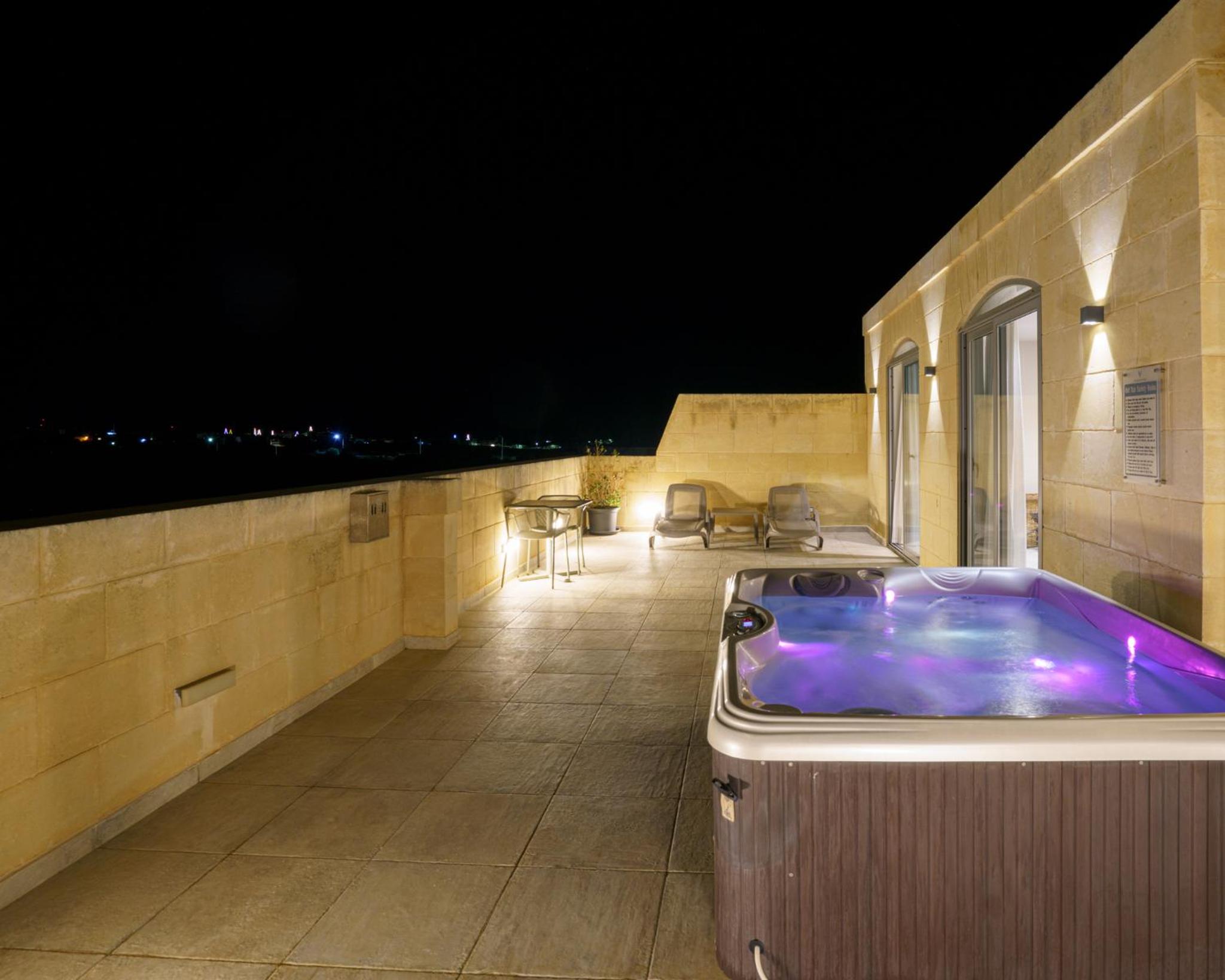 Suite with Hot Tub photo 3