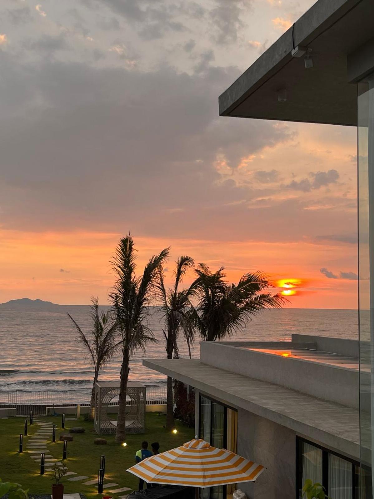 Five-Bedroom House photo 3