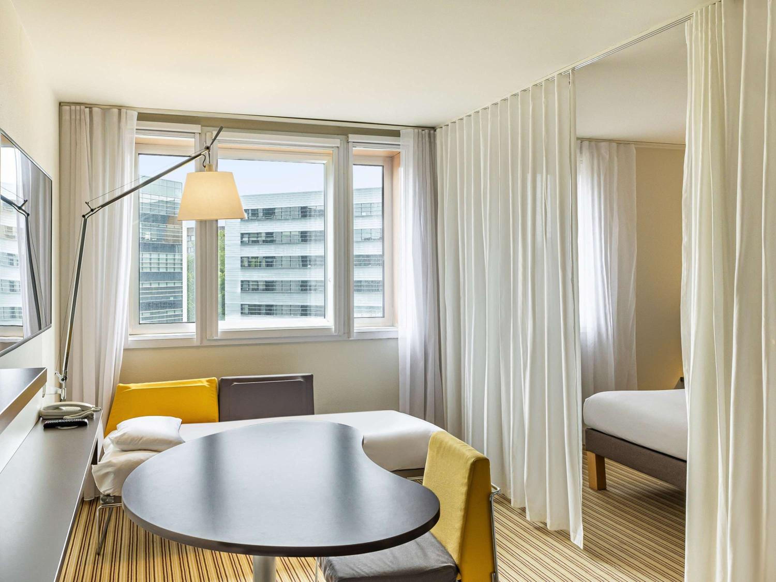 Queen-Size Bed Suite with Single Bed  photo 3