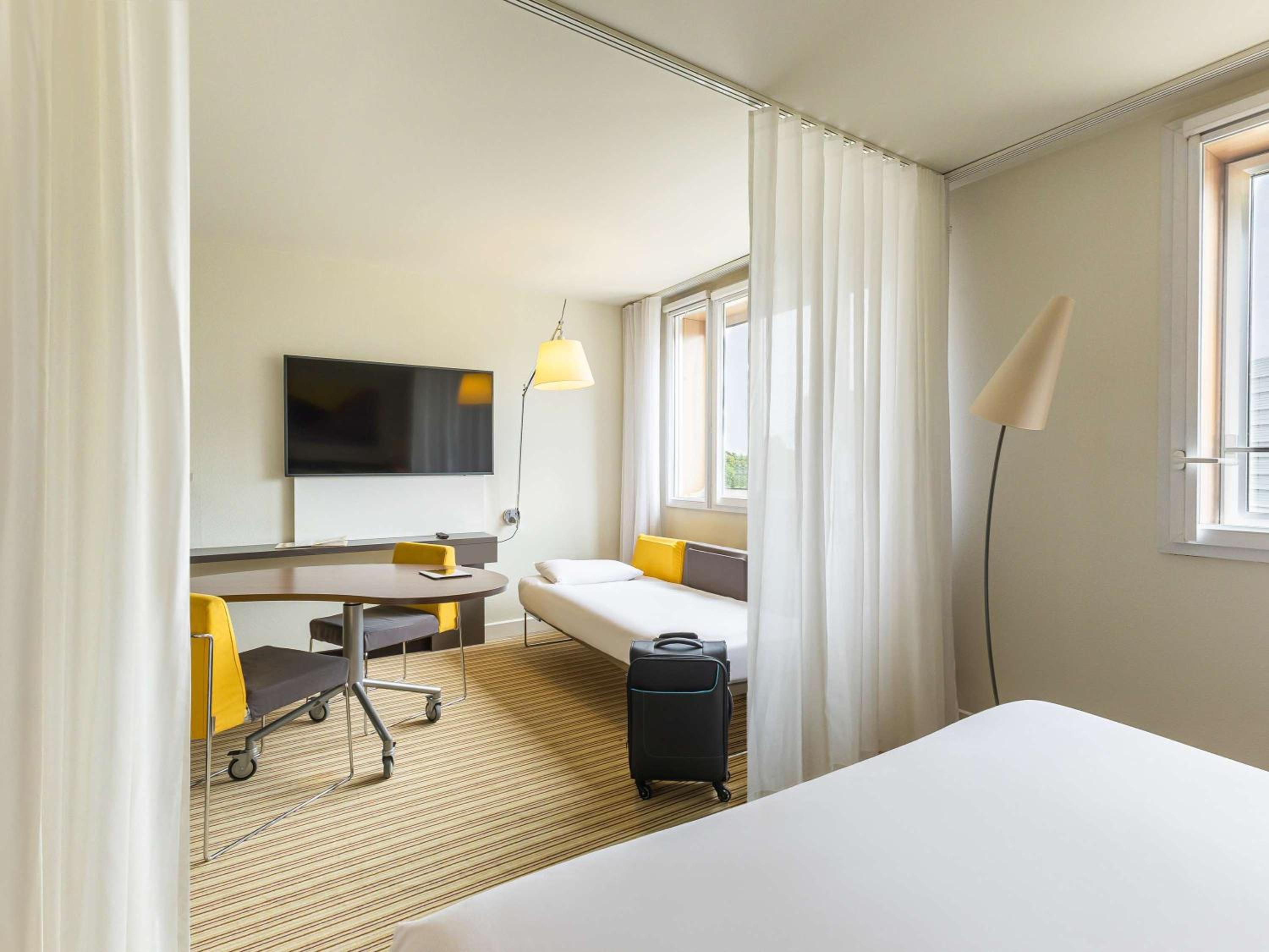 Queen-Size Bed Suite with Single Bed  photo 2