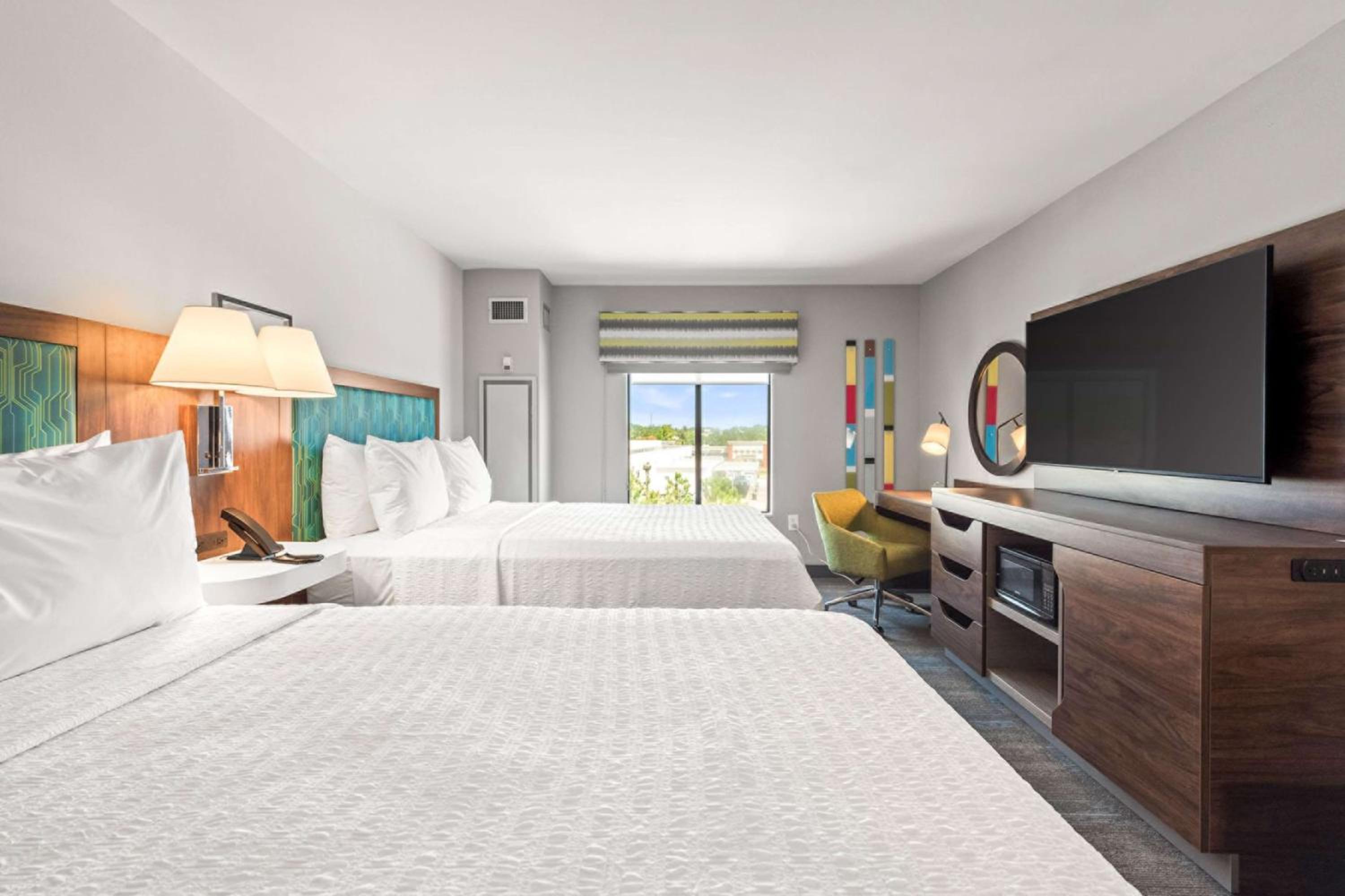 Queen Room with Two Queen Beds and Shower - Non-Smoking - Photo 3