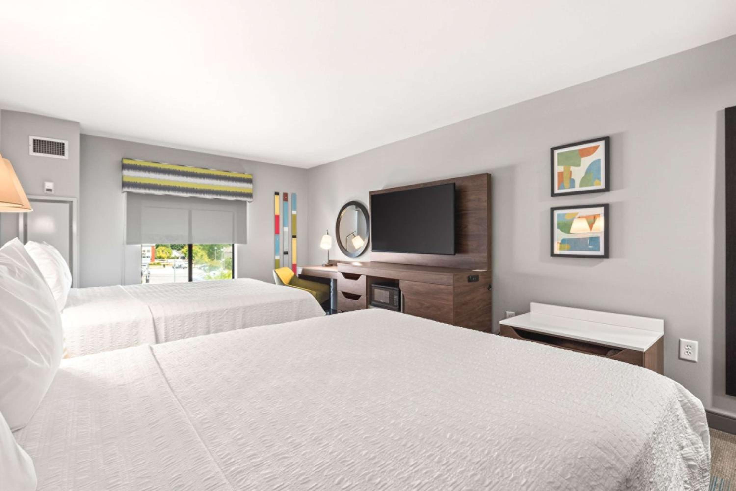 Queen Room with Two Queen Beds and Shower - Non-Smoking - Photo 4