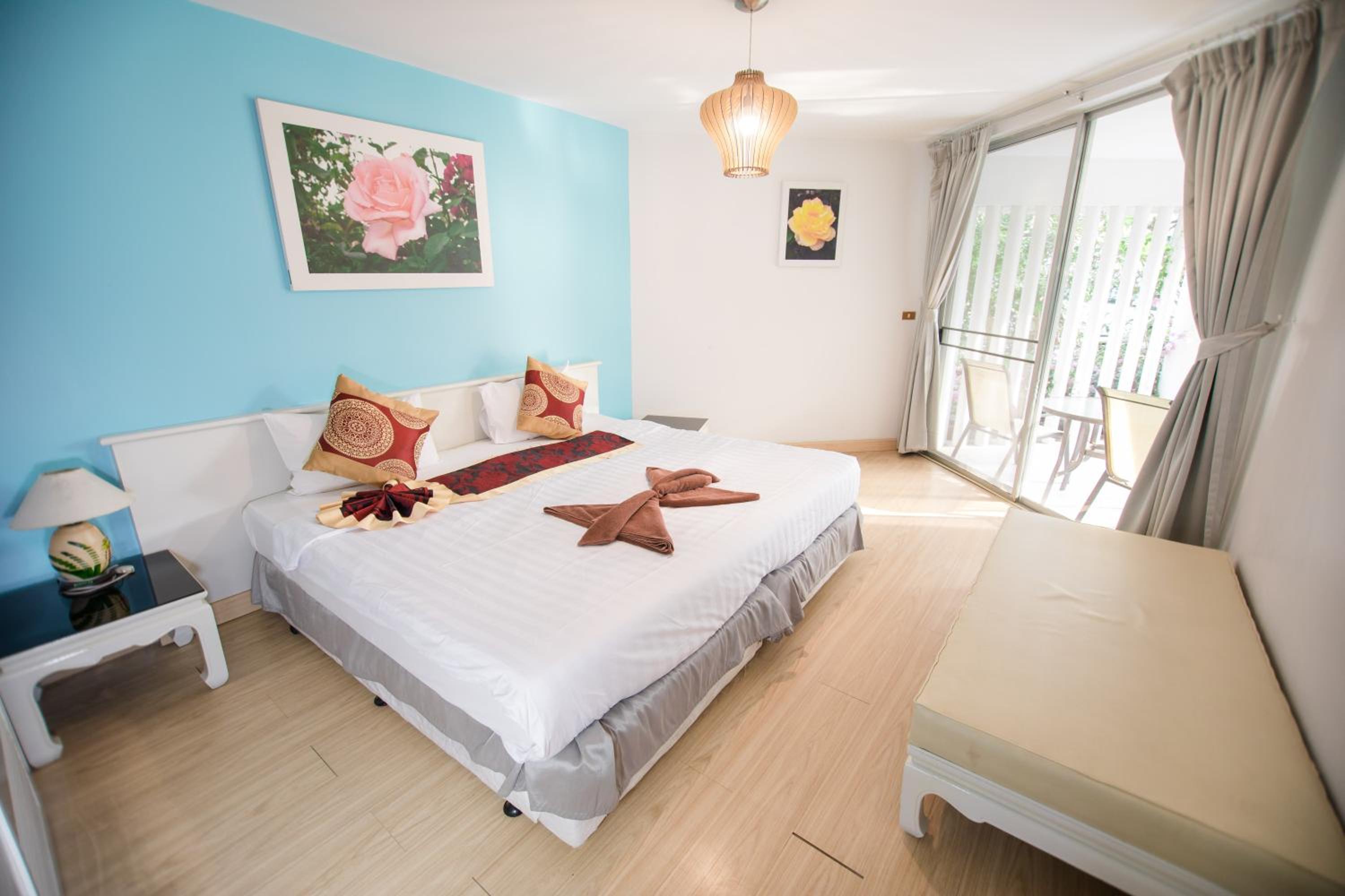 Family Two-Bedroom with Partial Sea View