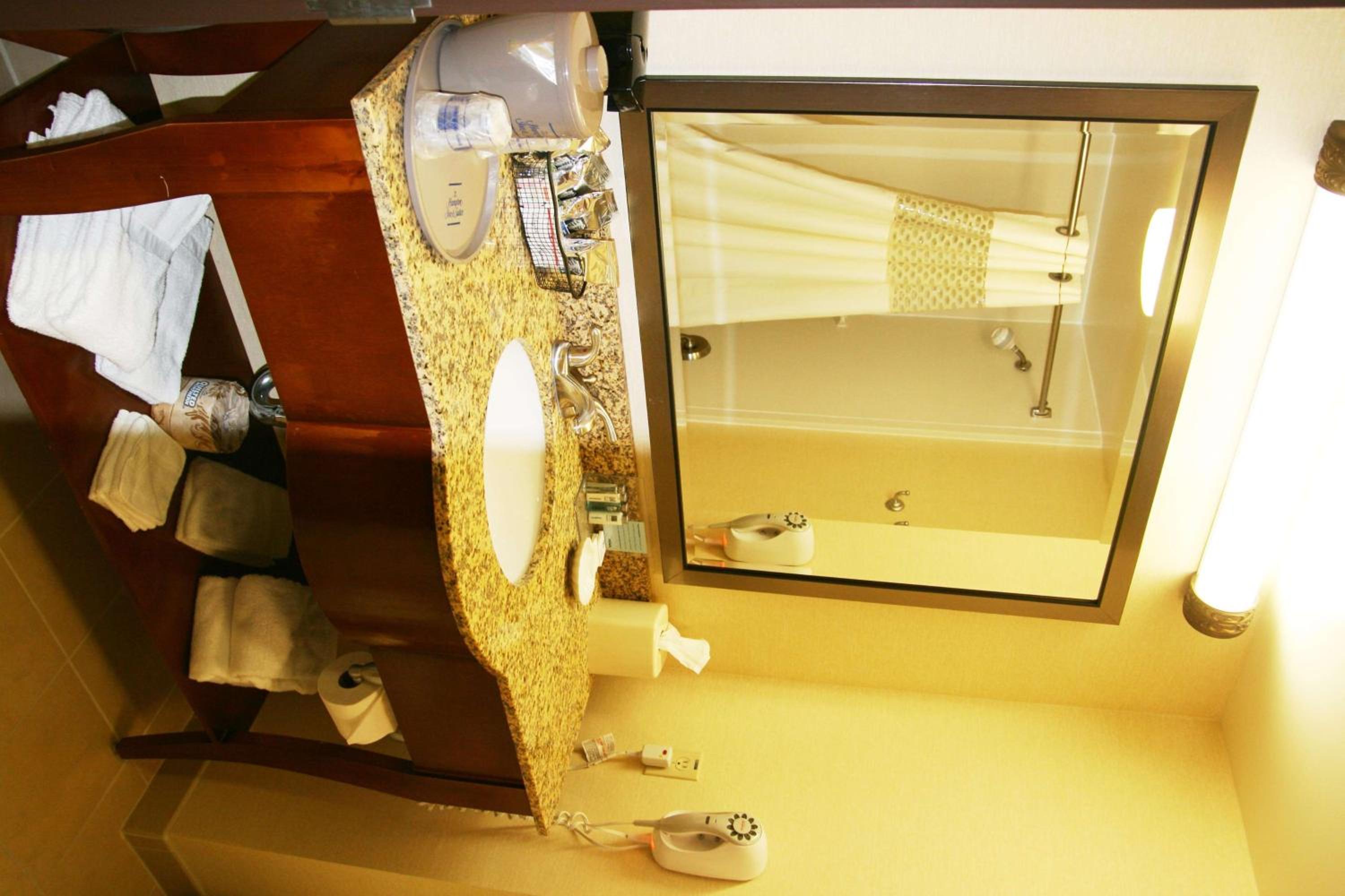 Room with Two Queen Beds - Non-Smoking - Photo 2
