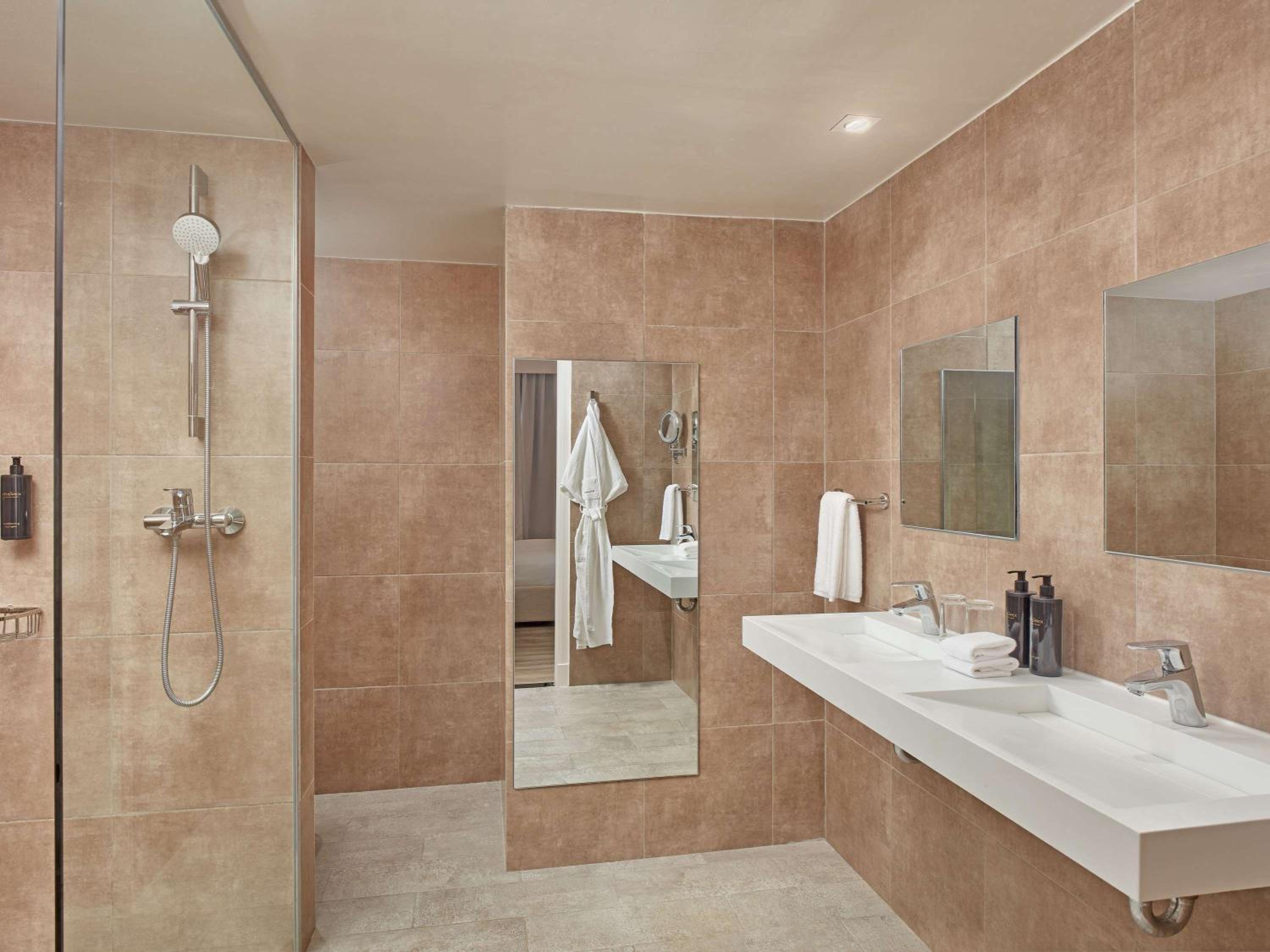 Premier Family Suite Two-Bedroom - Oceanfront - Photo 8