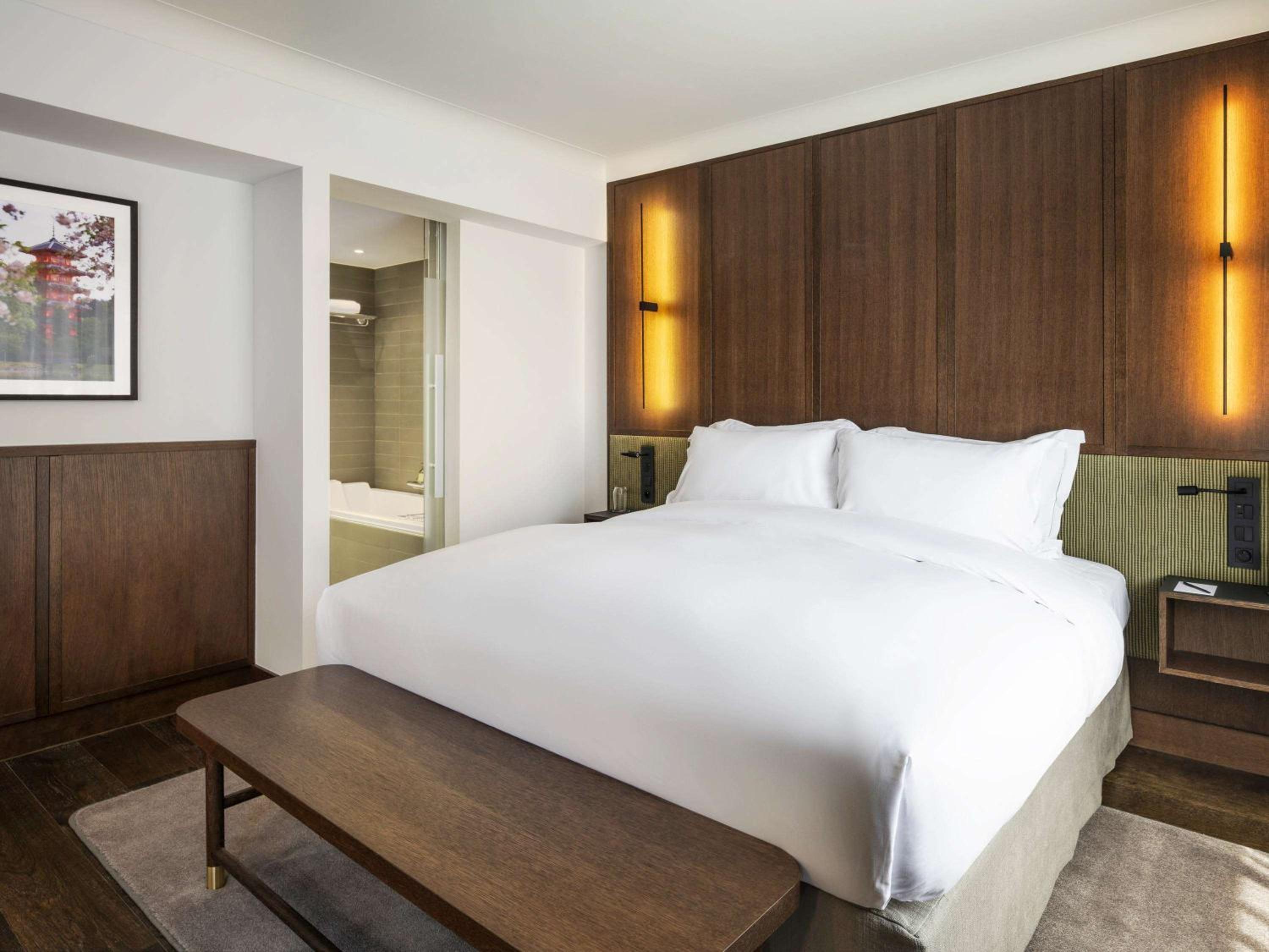 Deluxe King Room with Garden View - Photo 21