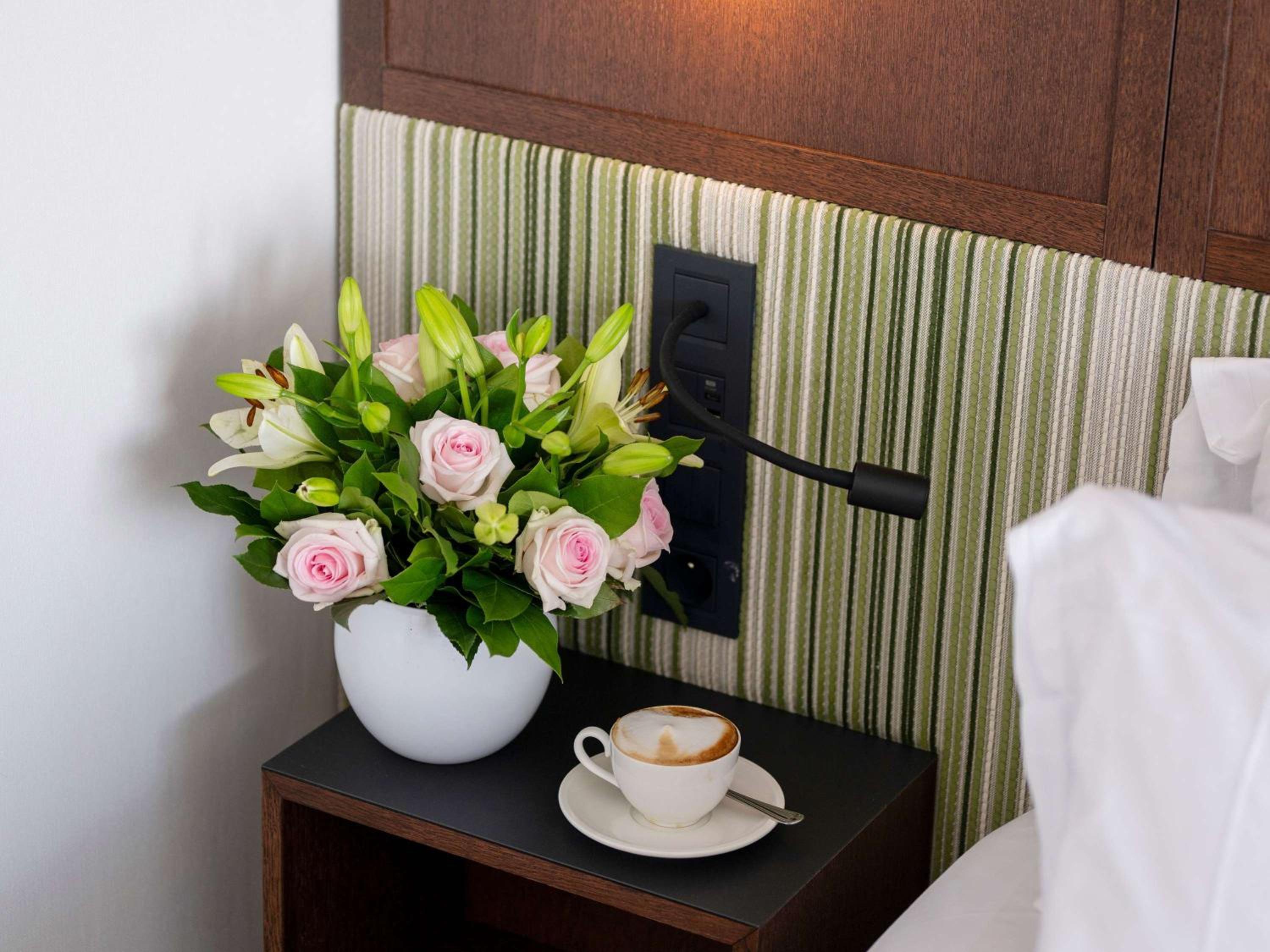 Superior King Room with City View - Photo 3