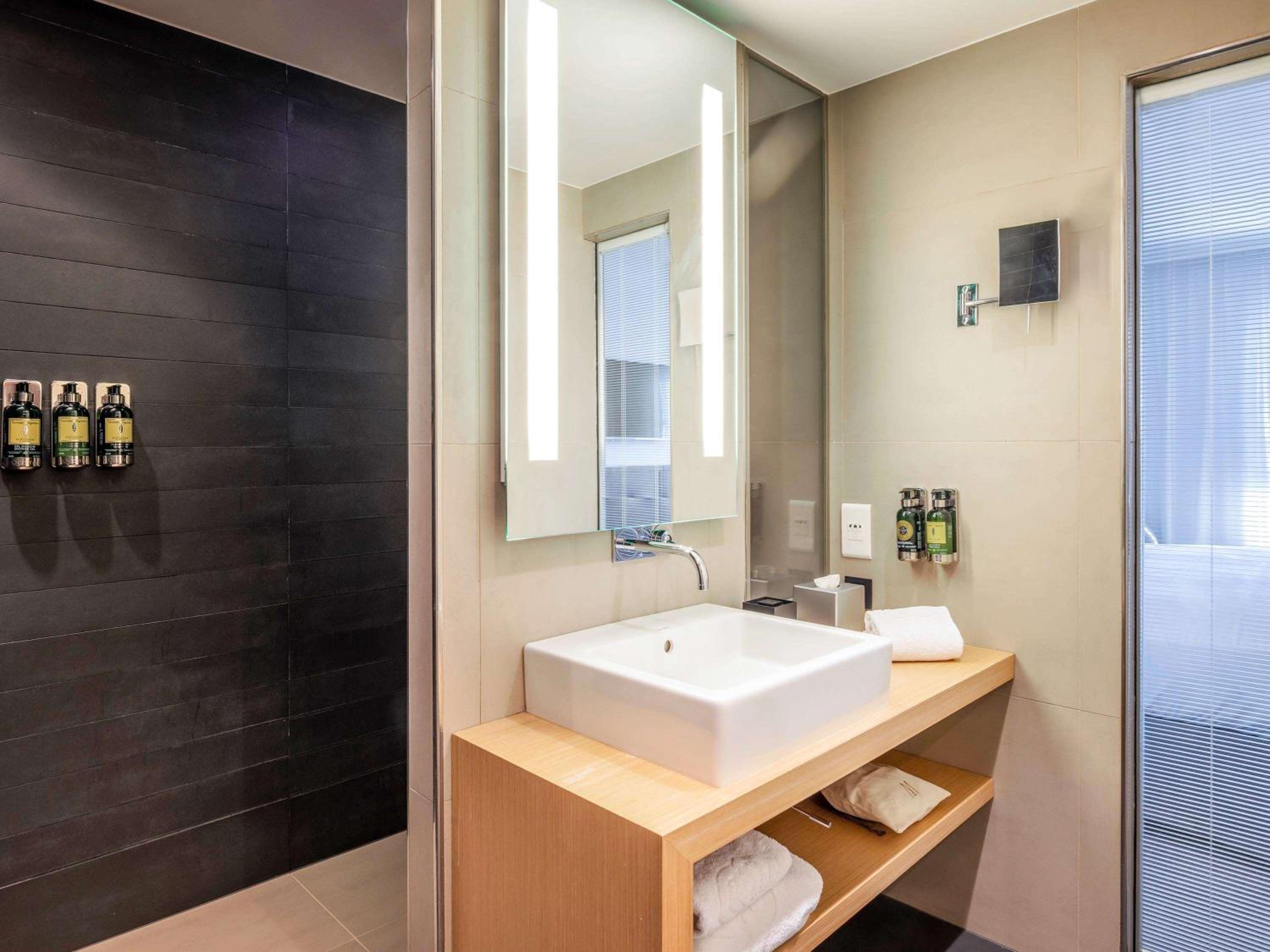Superior King Room with City View - Photo 11
