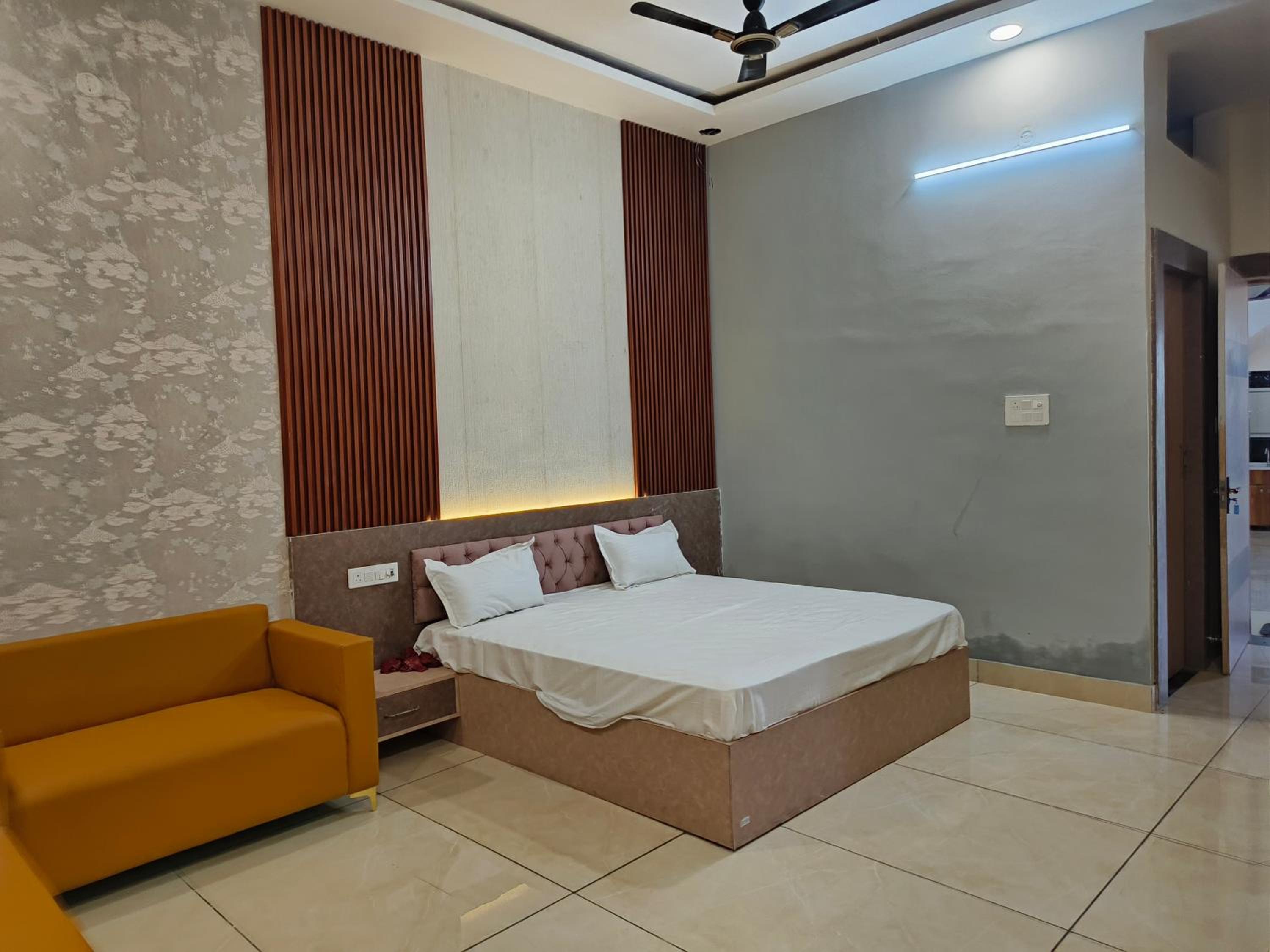 Six-Bedroom House photo 1