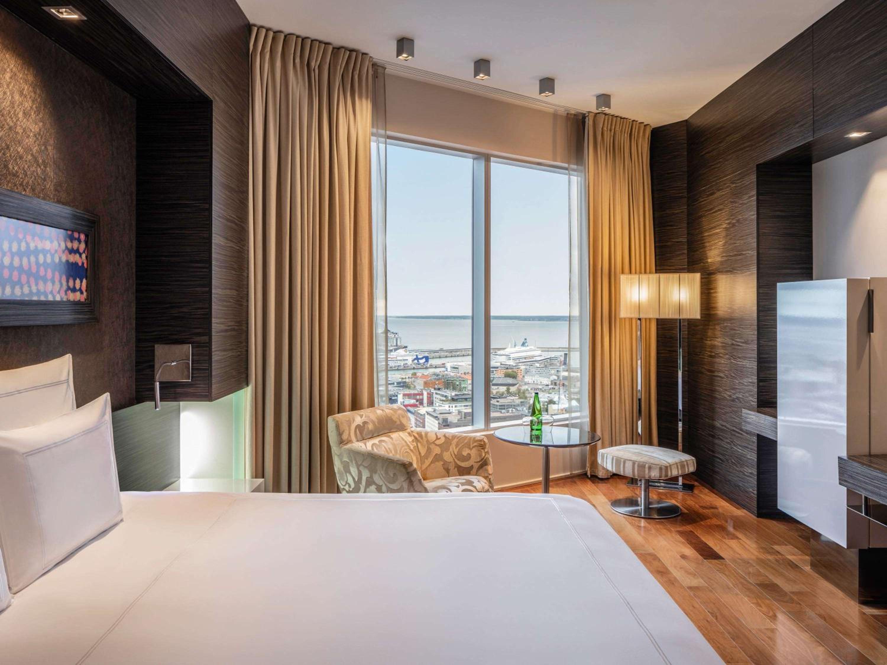 Swiss Executive King Room Harbor View - Photo 9