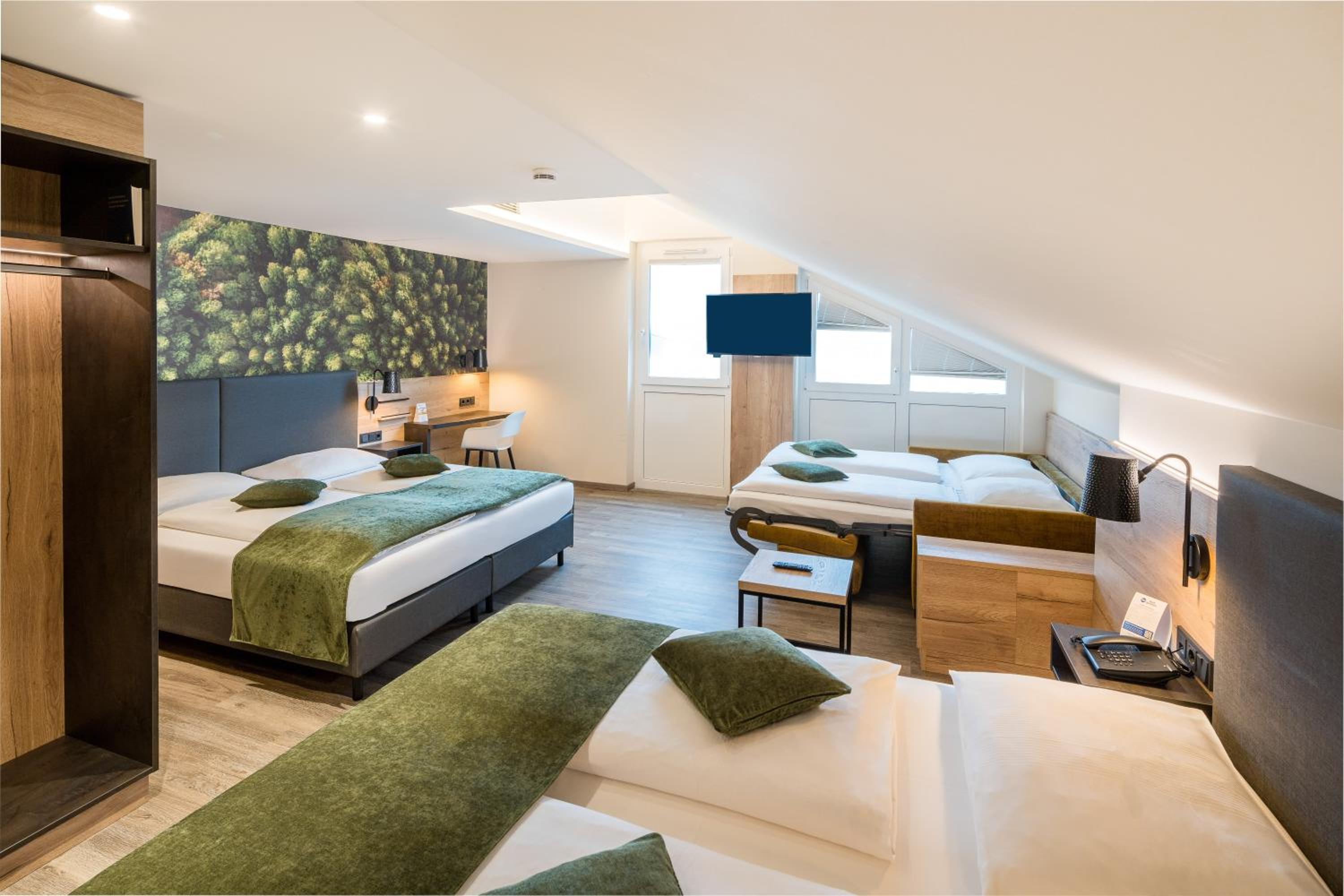 Family Room with Two Double Beds and Sofa Bed - Photo 8