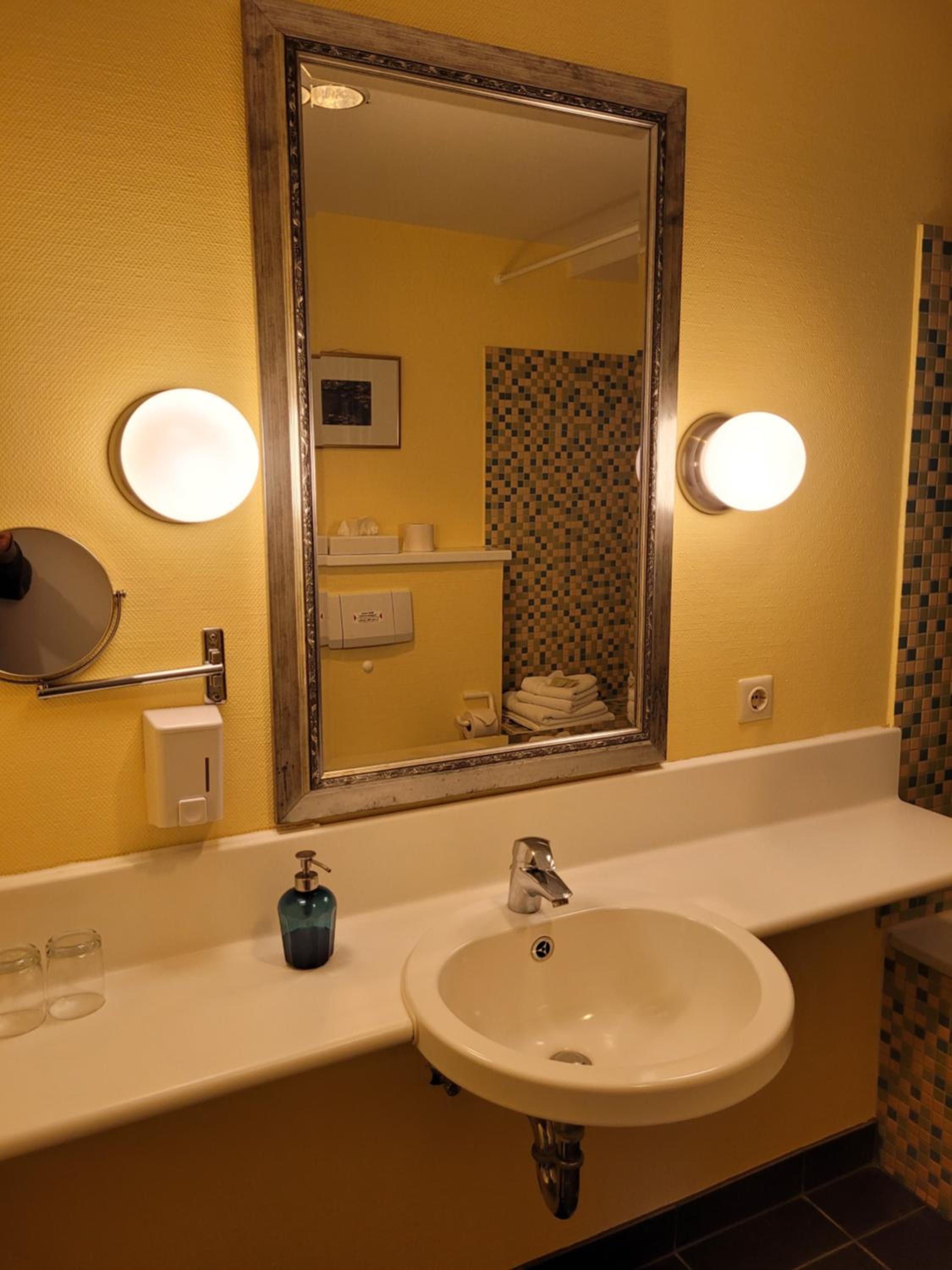 Twin Room with Partial Sea View