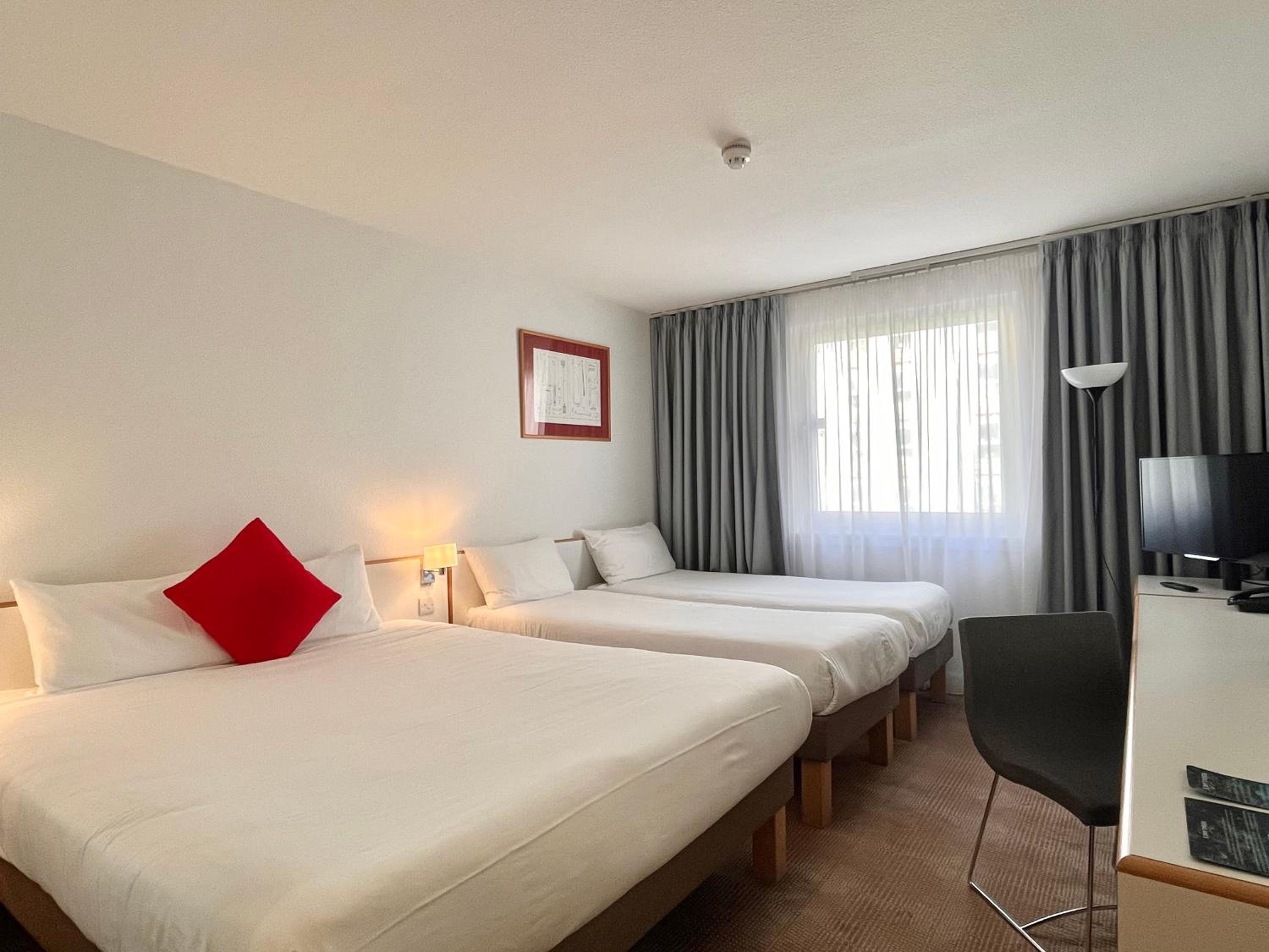 Classic Family Room with Double Bed and Two Single Beds - Photo 1