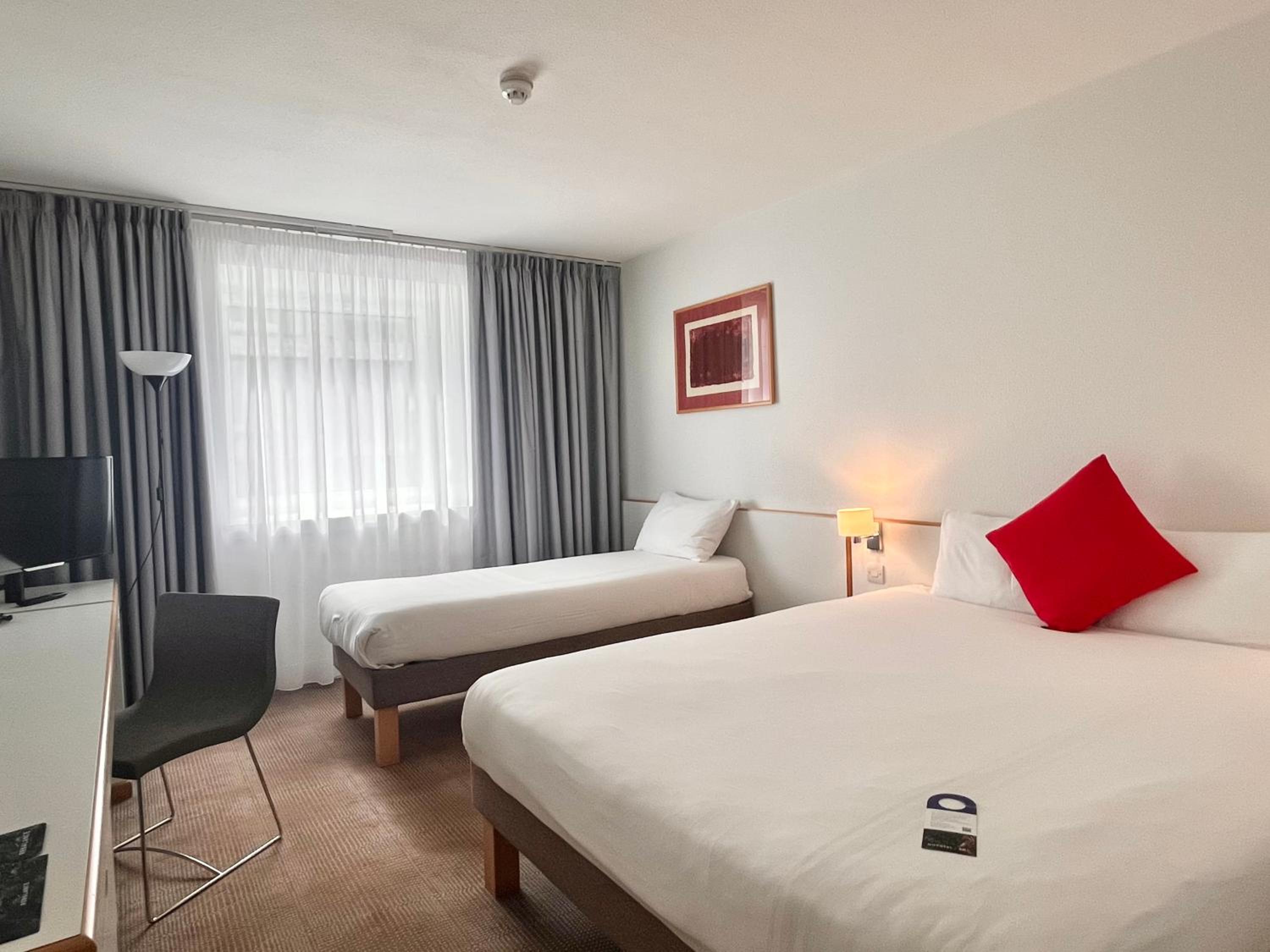 Classic Family Room with One Double Bed and One Single Bed photo 1
