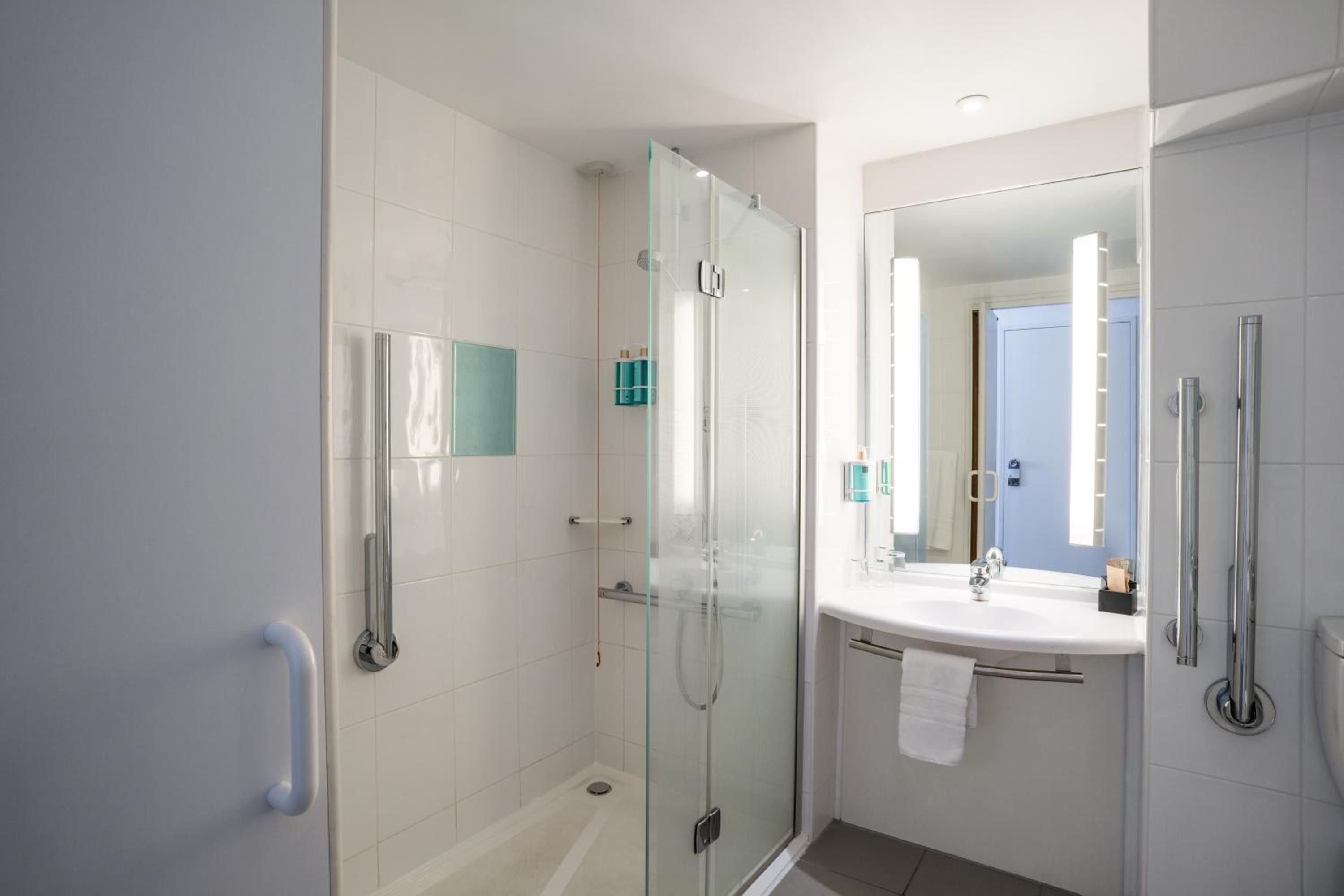 Standard Double Room - Disability Access - Photo 4