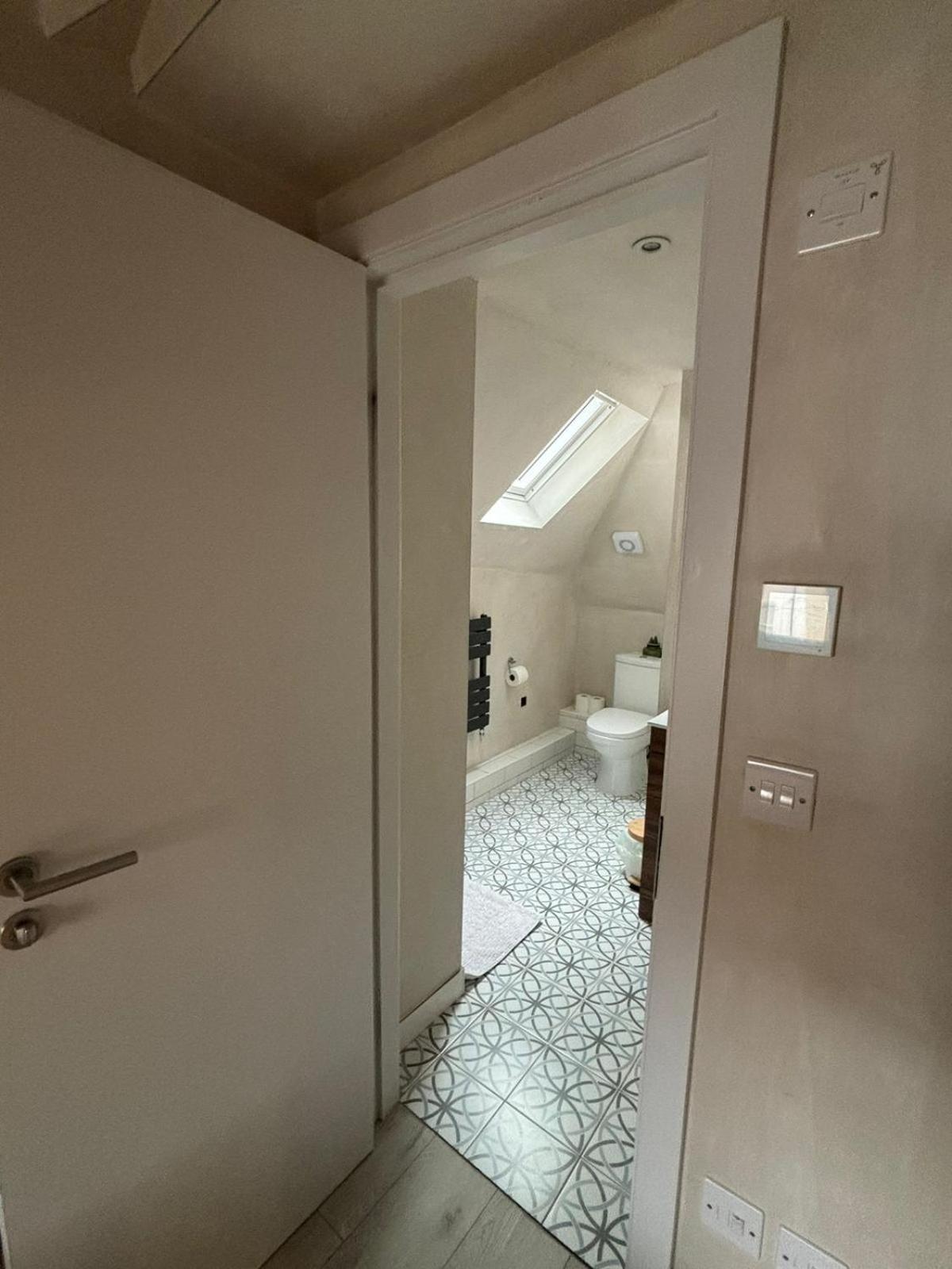 Single Room With Bathroom photo 2