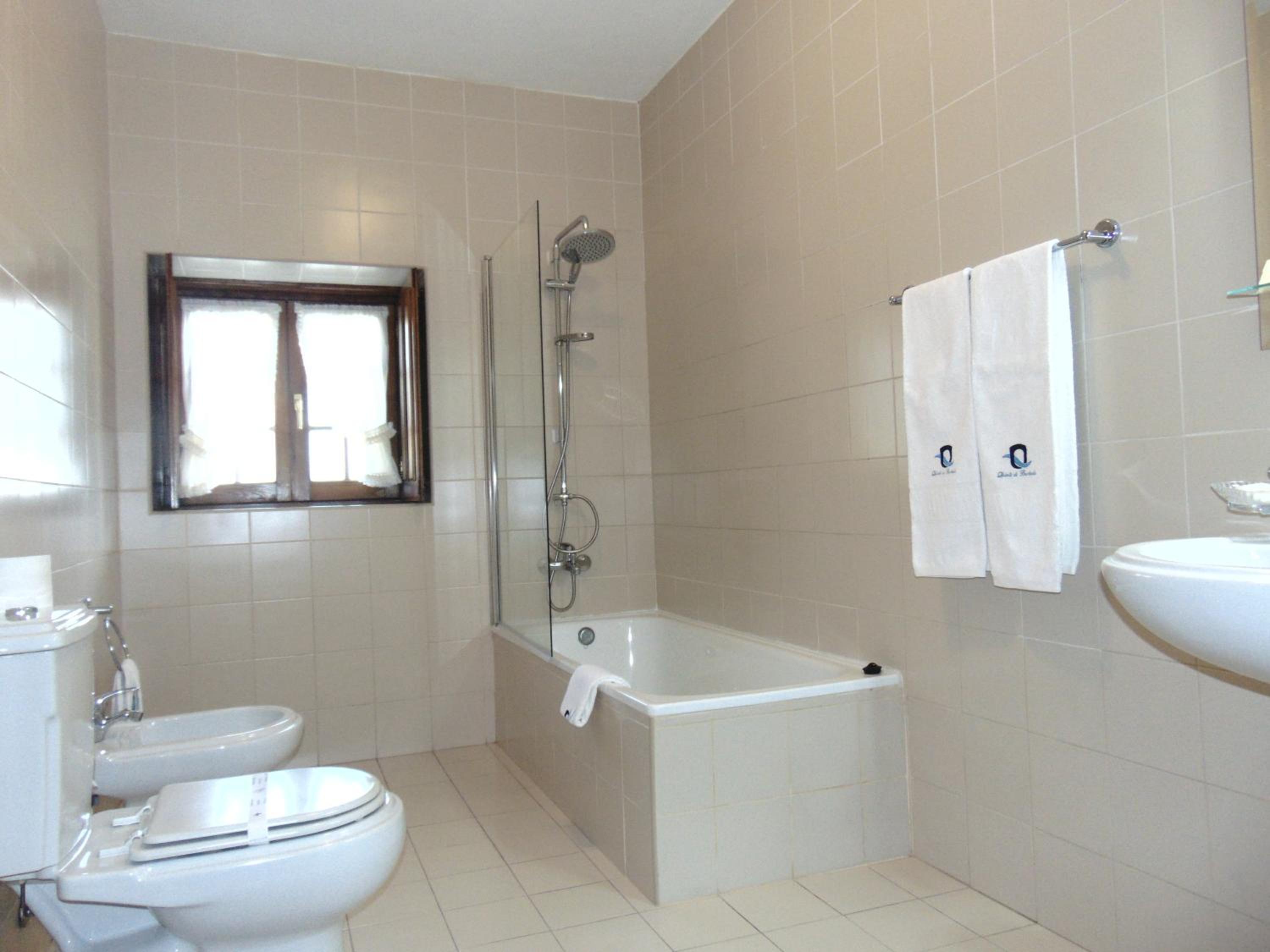 Twin Room - Photo 2
