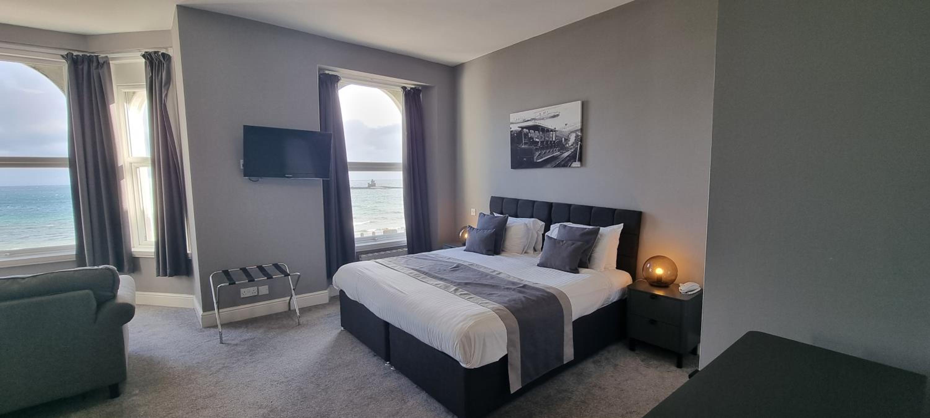 Double or Twin Room with Sea View - Photo 3