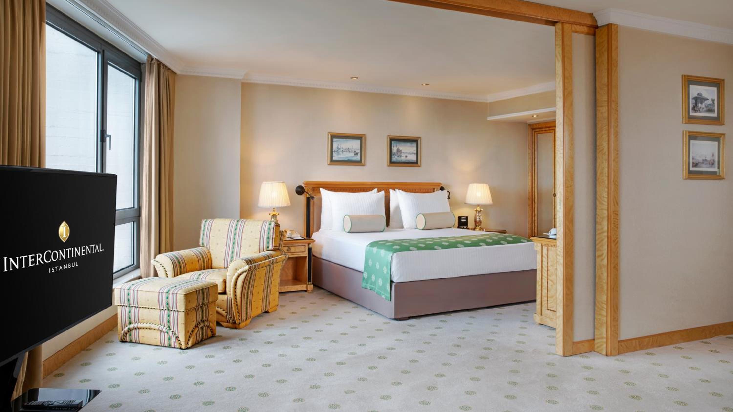 Junior King Suite with City View photo 2