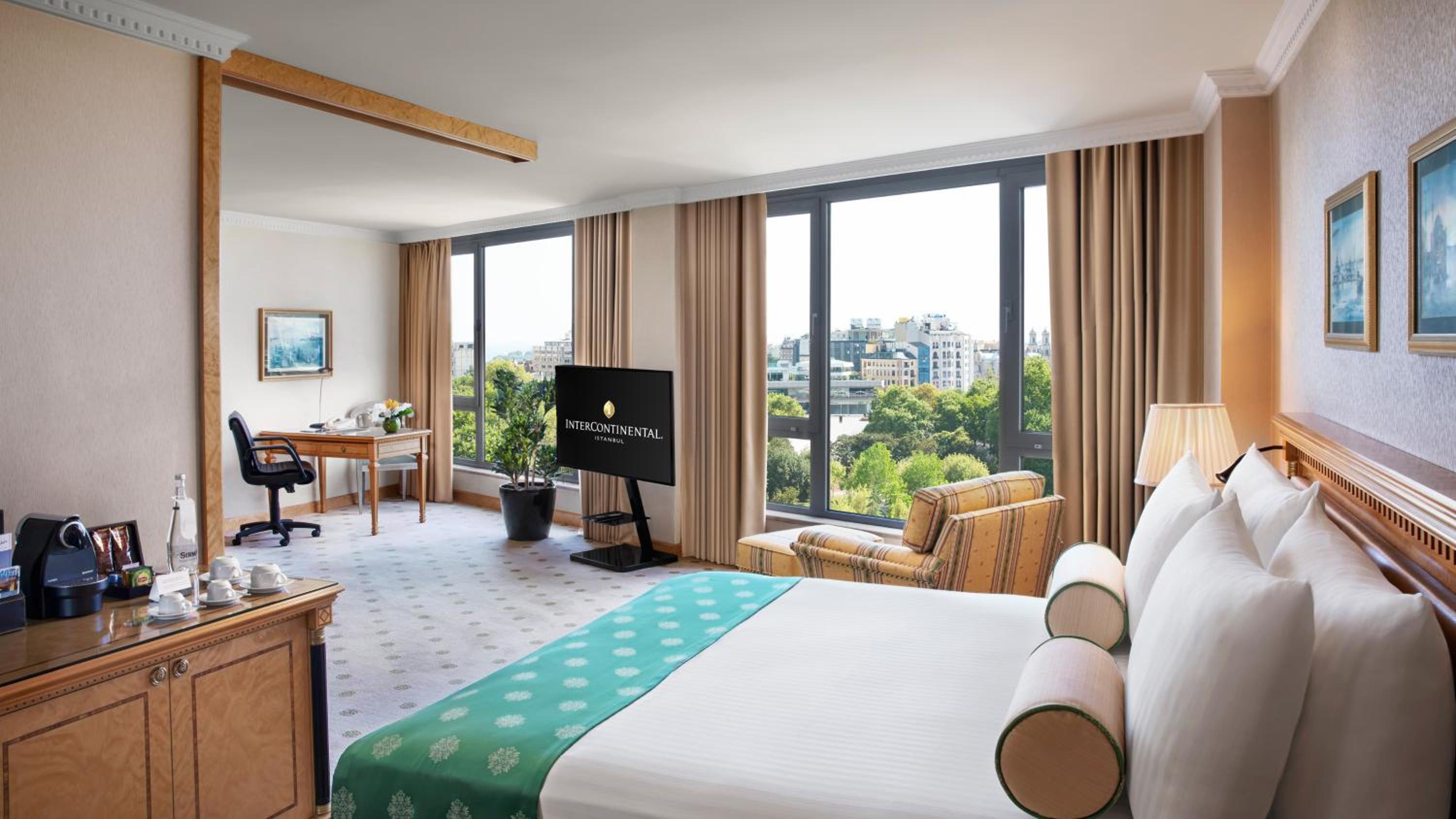 Junior King Suite with City View photo 1