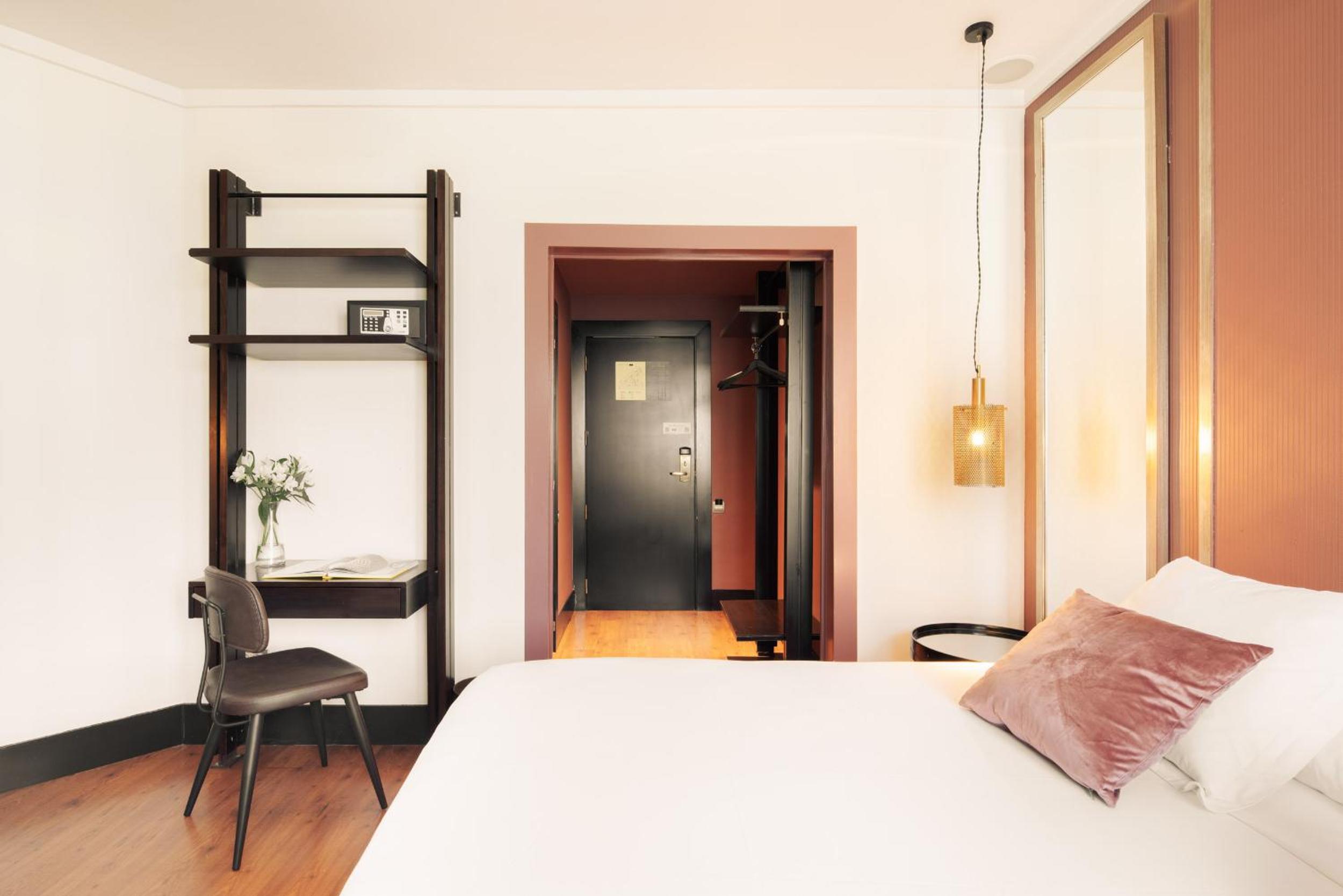 Standard Double Room thumbnail 6