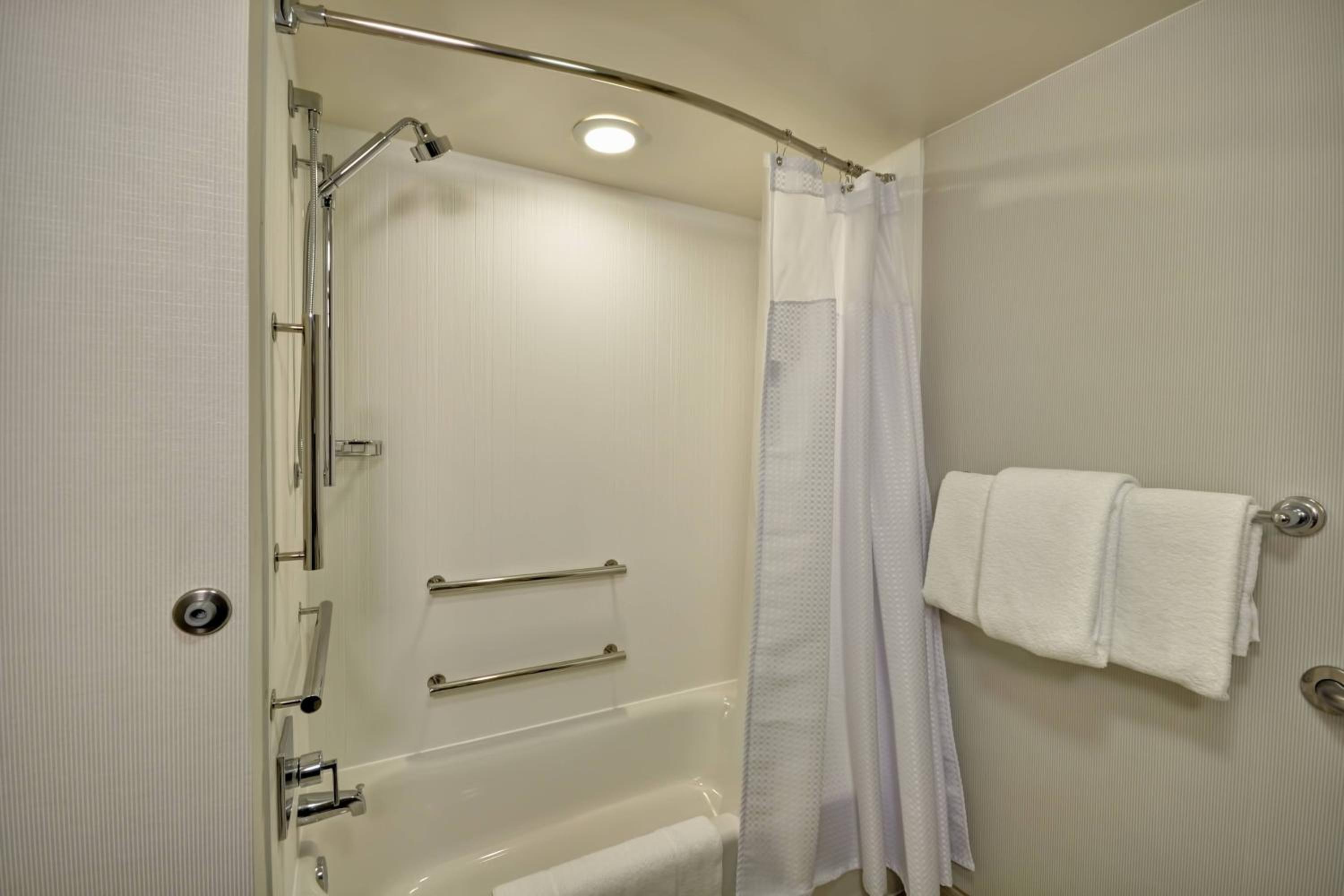 King Room with Sofa Bed and Roll-in Shower - Mobility Accessible - Photo 2