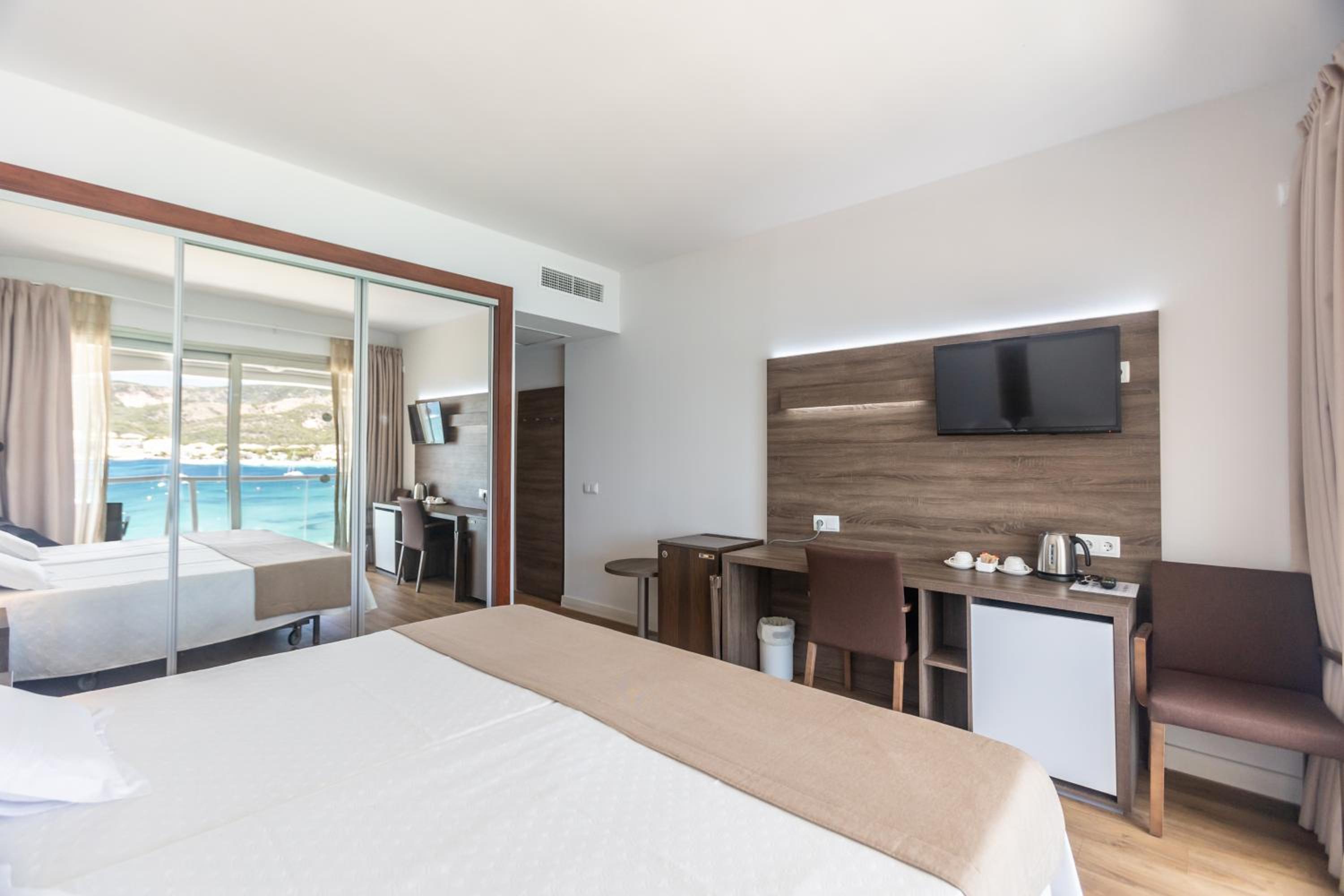 Twin Room with Sea View - High Floor thumbnail 6