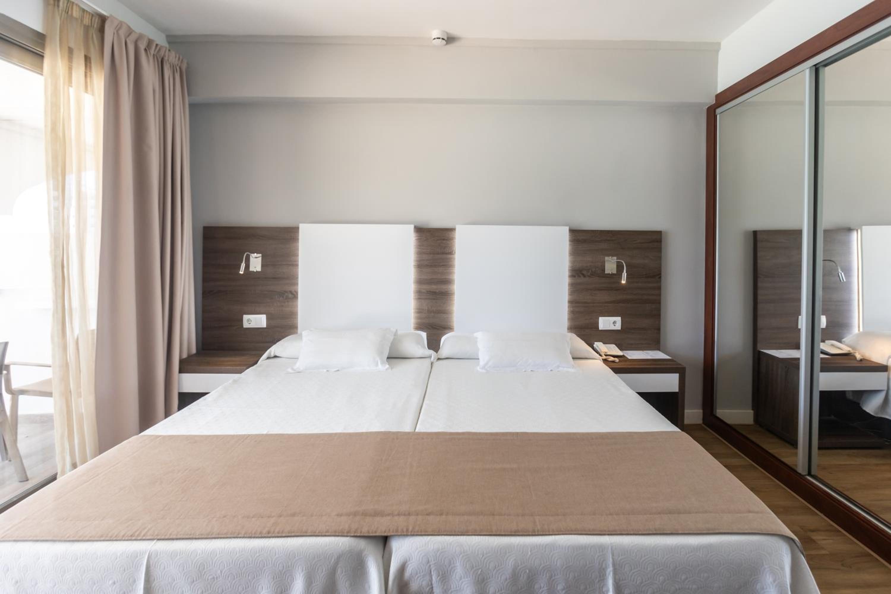 Twin Room with Sea View - High Floor thumbnail 5
