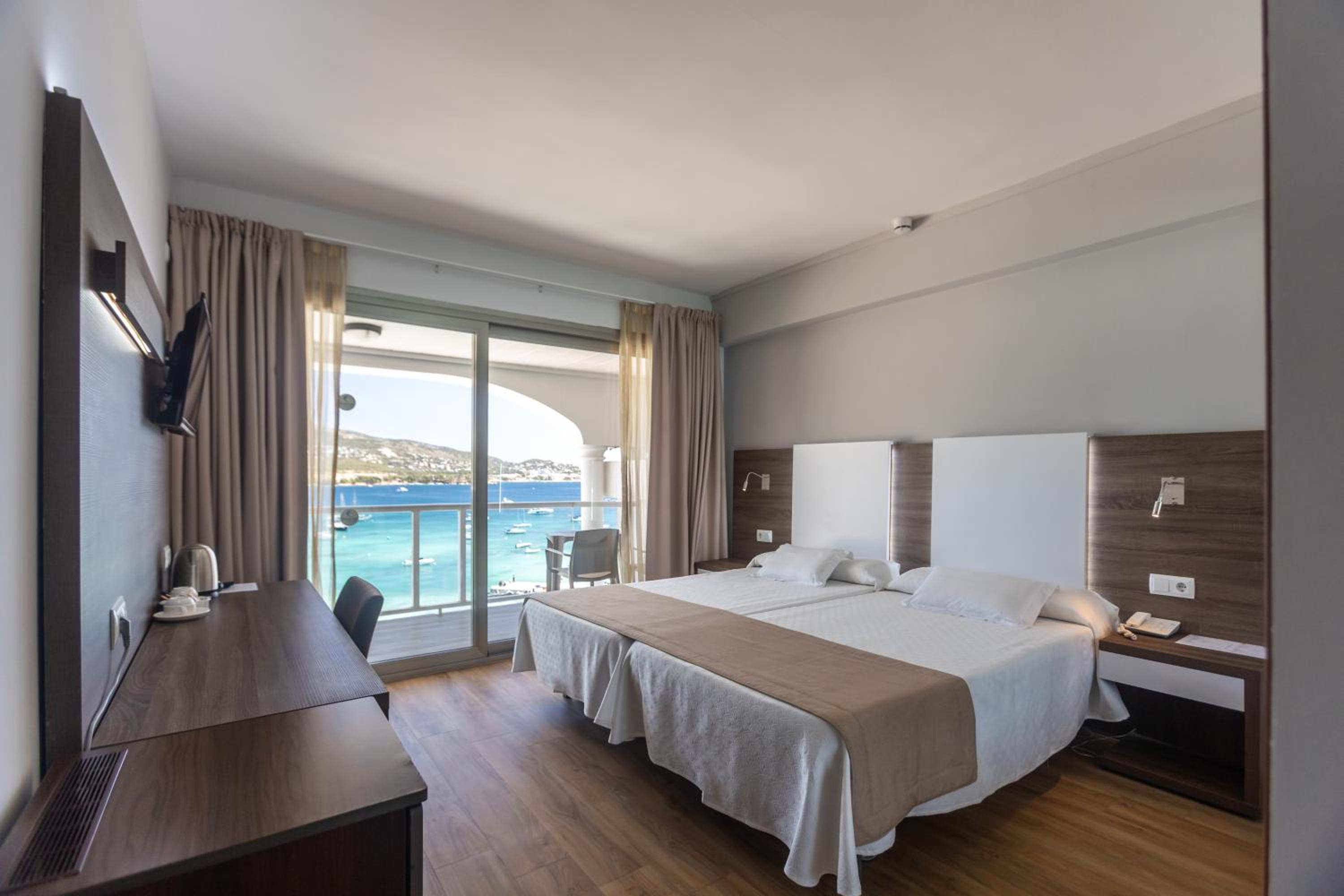 Twin Room with Sea View - High Floor thumbnail 6