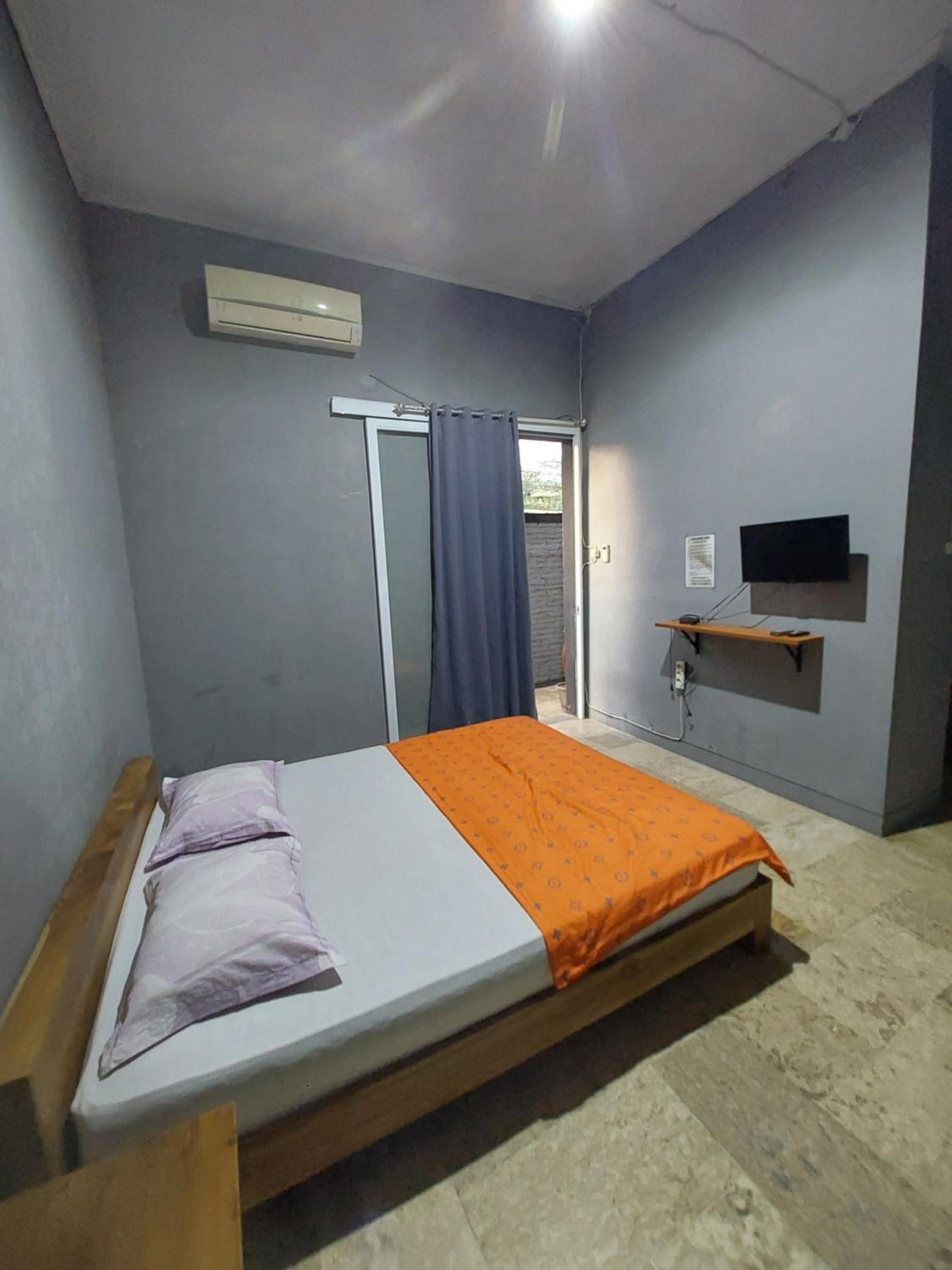 Budget Double Room - Photo 11