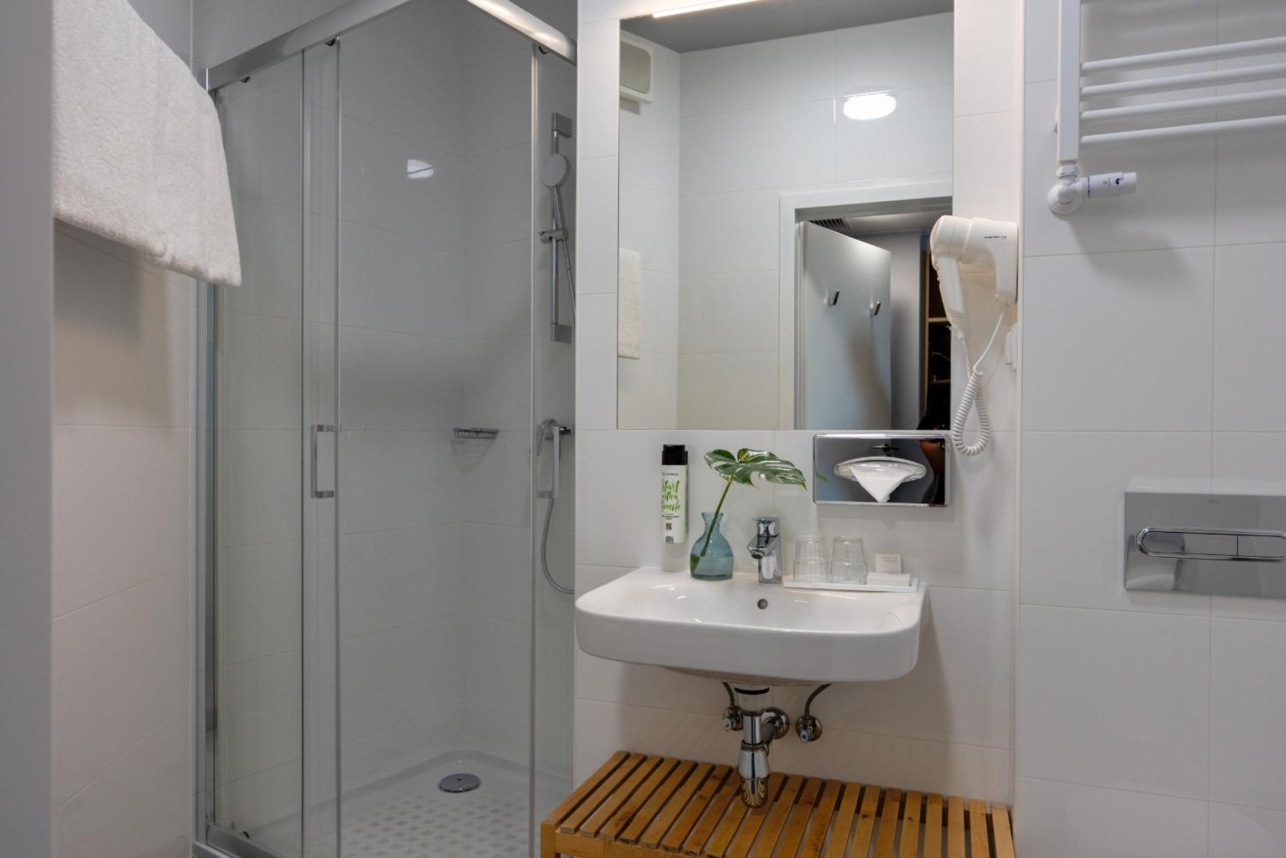 Standard Double Room - Photo 2
