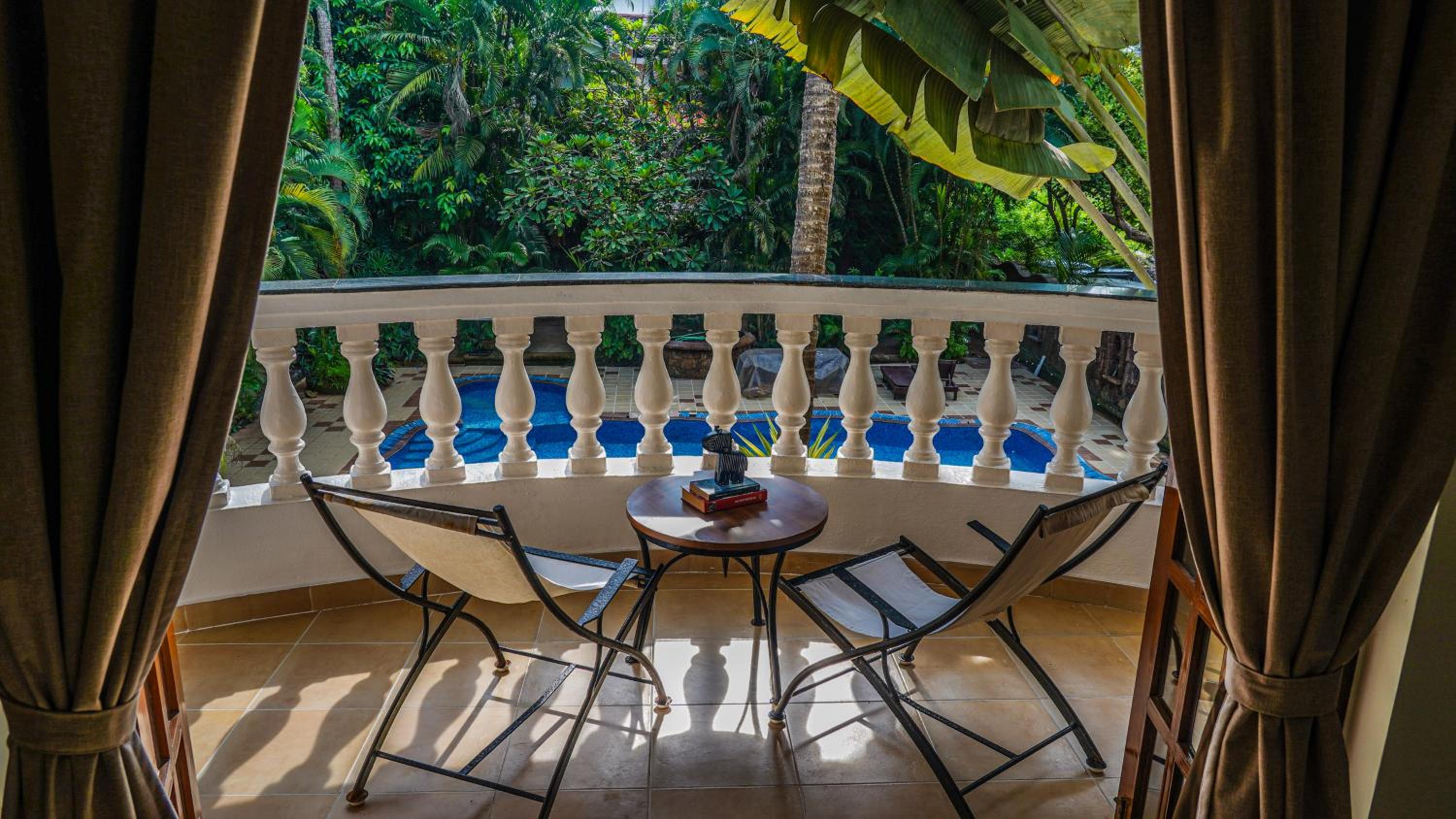 Queen Room with Pool View photo 2