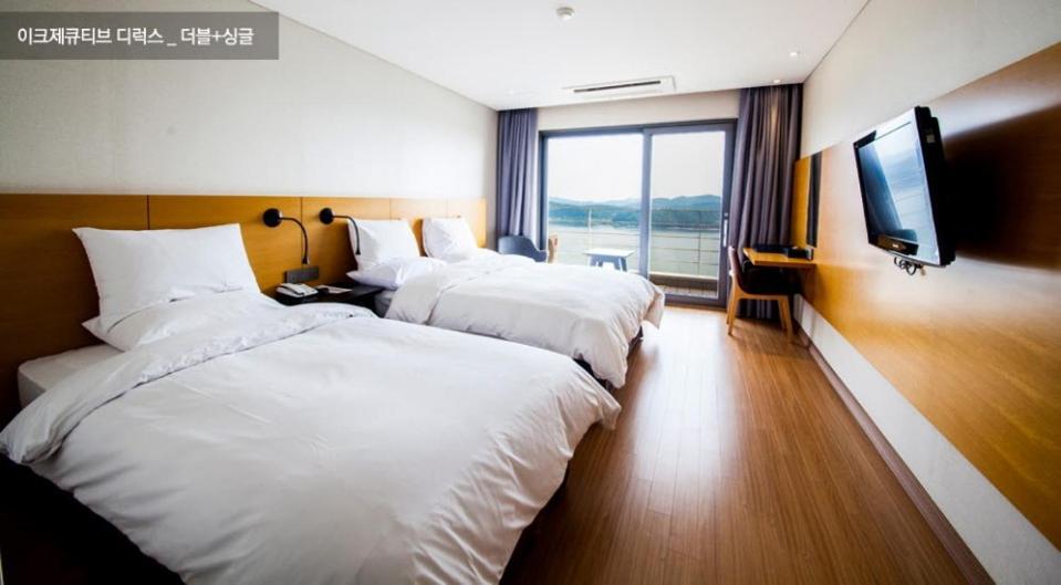 Executive Deluxe with Lake View - Photo 7