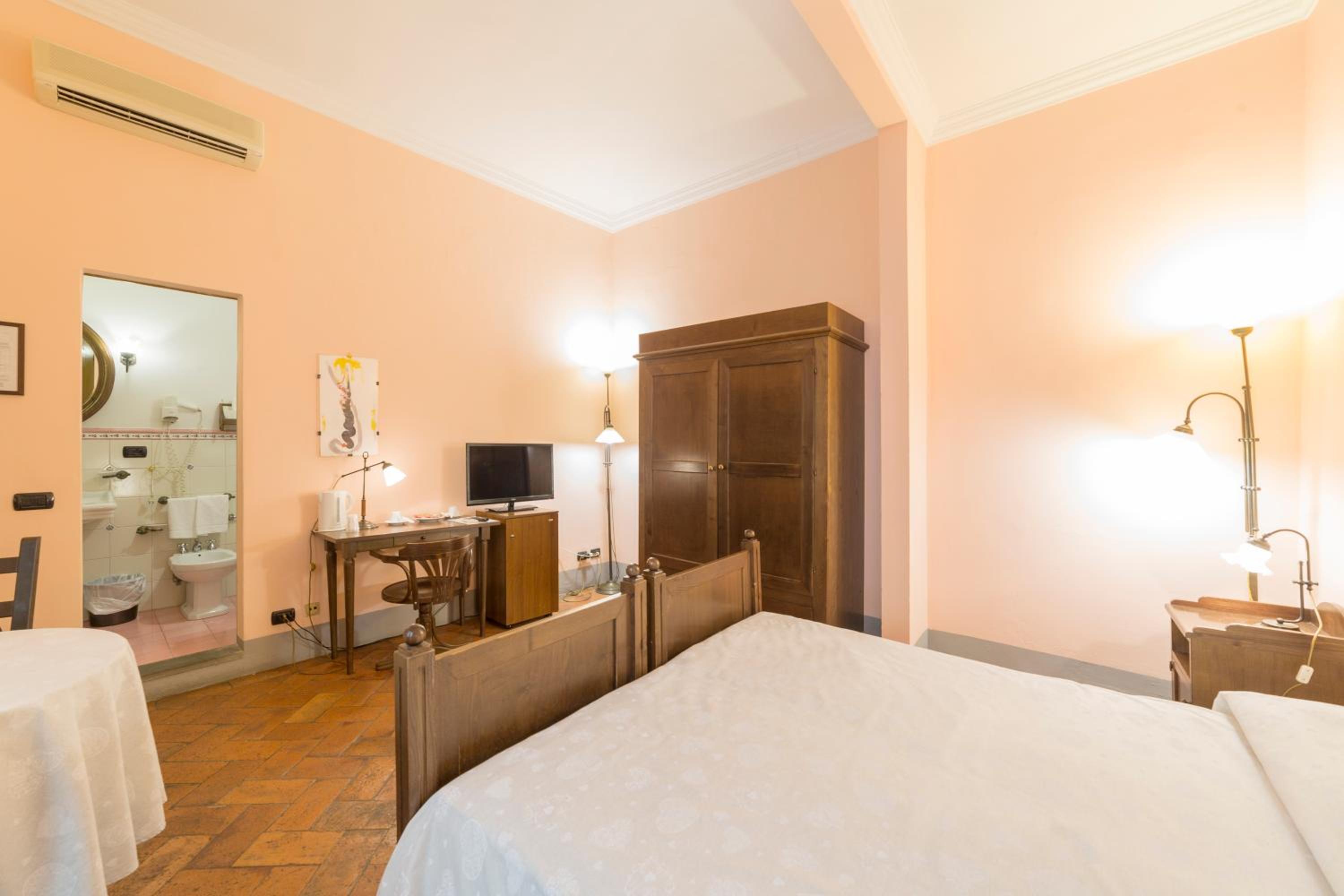 Economy Double Room photo 3